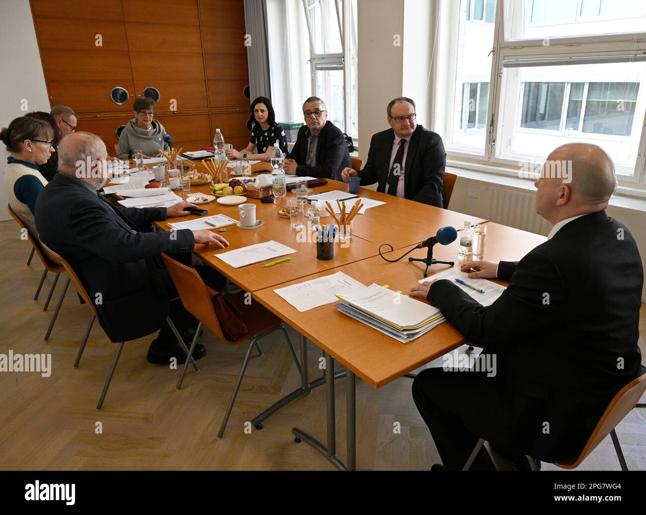 Praga, Repubblica Ceca. 21st Mar, 2023. Audizione pubblica dei candidati per la carica di direttore generale della CTK. Consiglio CTK che probabilmente voterà successivamente. Candidato Jaroslav Kabele (a destra) durante l'audizione pubblica a Praga, Repubblica Ceca, 21 marzo 2023. Credit: Michal Krumphanzl/CTK Photo/Alamy Live News Foto Stock