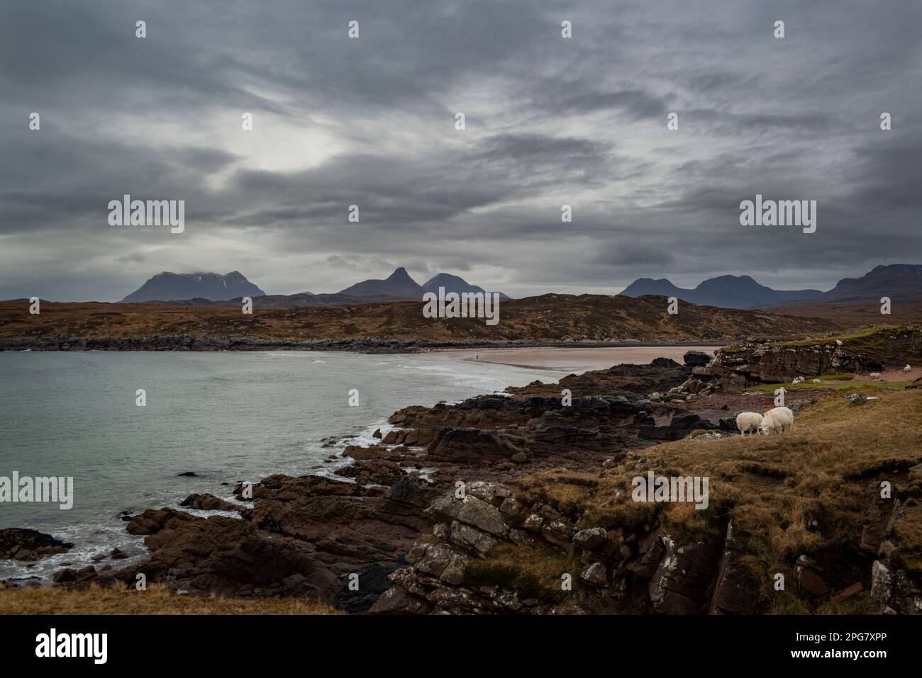 Achnahaird Beach Wester Ross, considerata una delle migliori spiagge della Scozia, offre viste di Stac Polly e di altre montagne vicine dalla spiaggia. Foto Stock