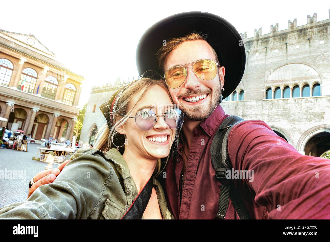 Giovane uomo e donna innamorati divertirsi a fare selfie nel tour della città vecchia - Wanderlust stile di vita concetto di viaggio con bella coppia turistica sulle attrazioni della città Foto Stock