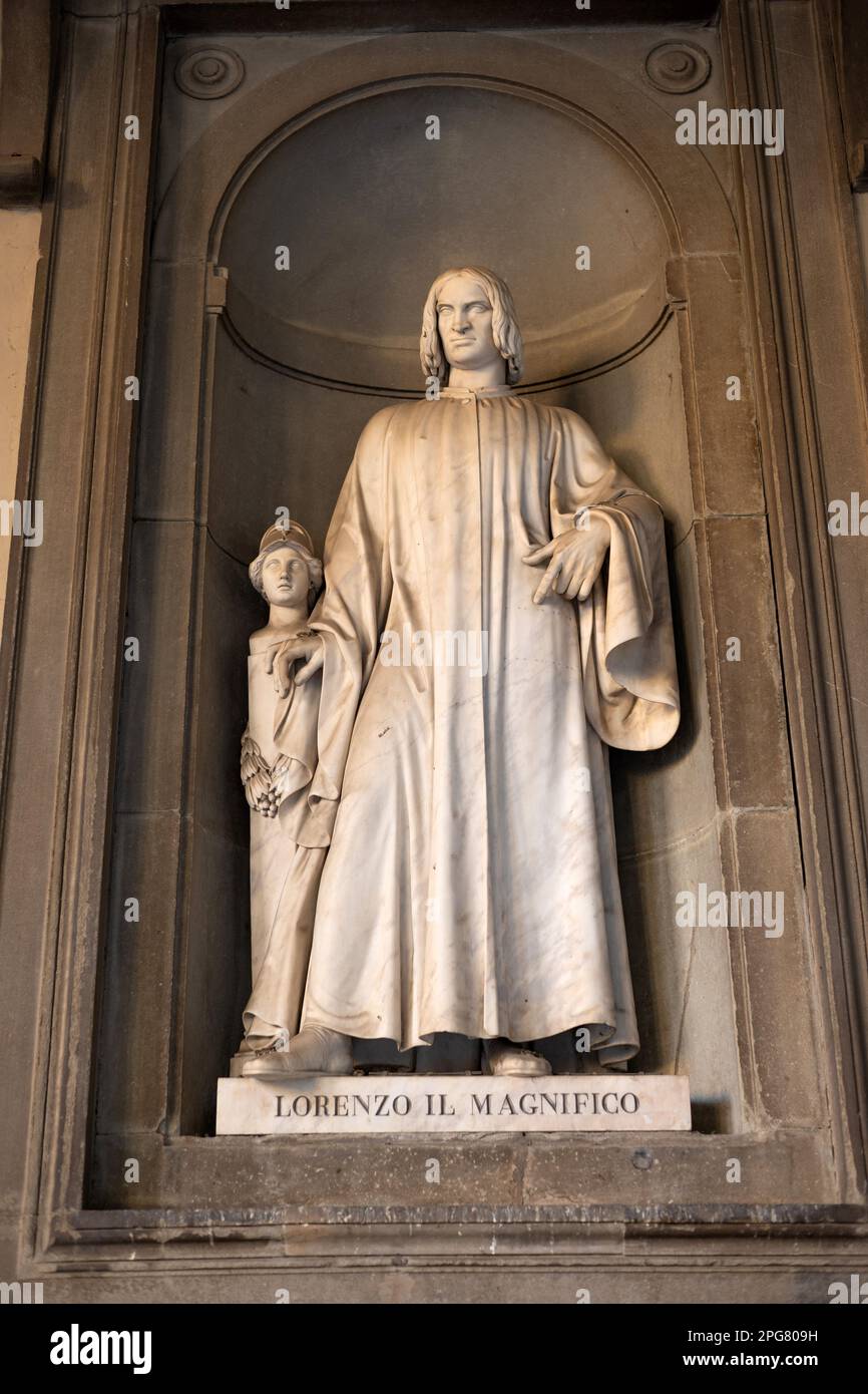 Statue ottocentesche di geni italiani in nicchie intorno al Loggiato (cortile) della galleria d'arte degli Uffizi. Lorenzo il magnifico. Foto Stock