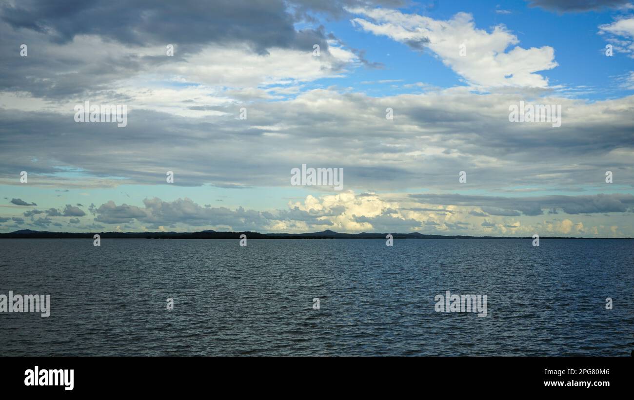 Nuvolosità sulle acque vicino a Victoria Point nella Moreton Bay meridionale Foto Stock