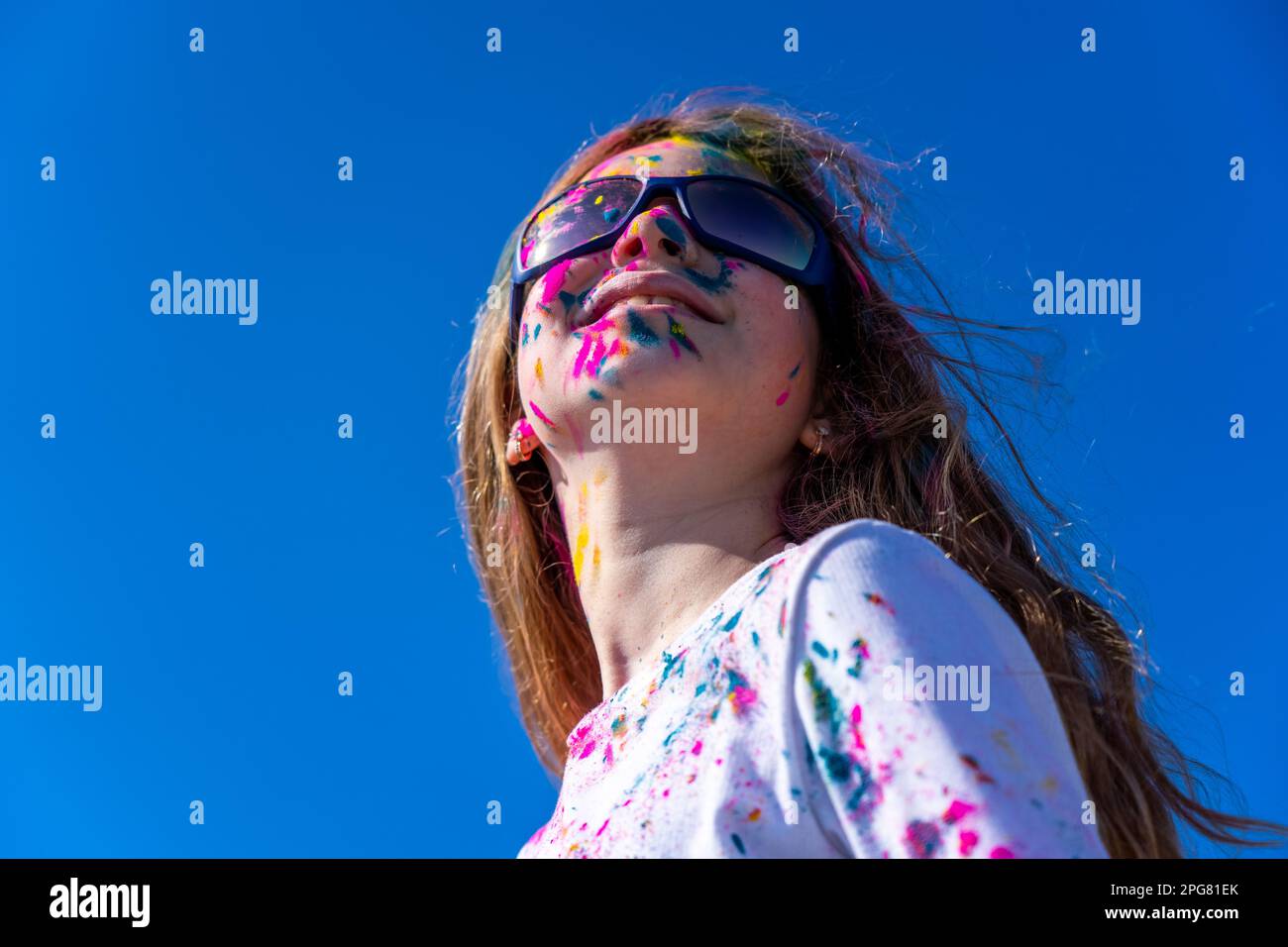 Giovane ragazza europea che celebra il festival santo su sfondo blu. Foto di alta qualità Foto Stock