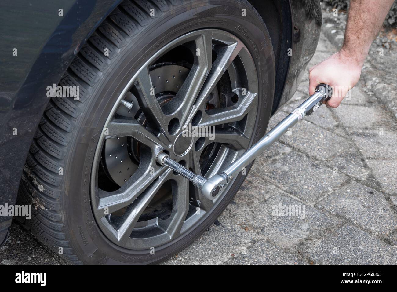 Sostituire gli pneumatici e serrarli nuovamente alla coppia corretta utilizzando una chiave dinamometrica, Paesi Bassi Foto Stock