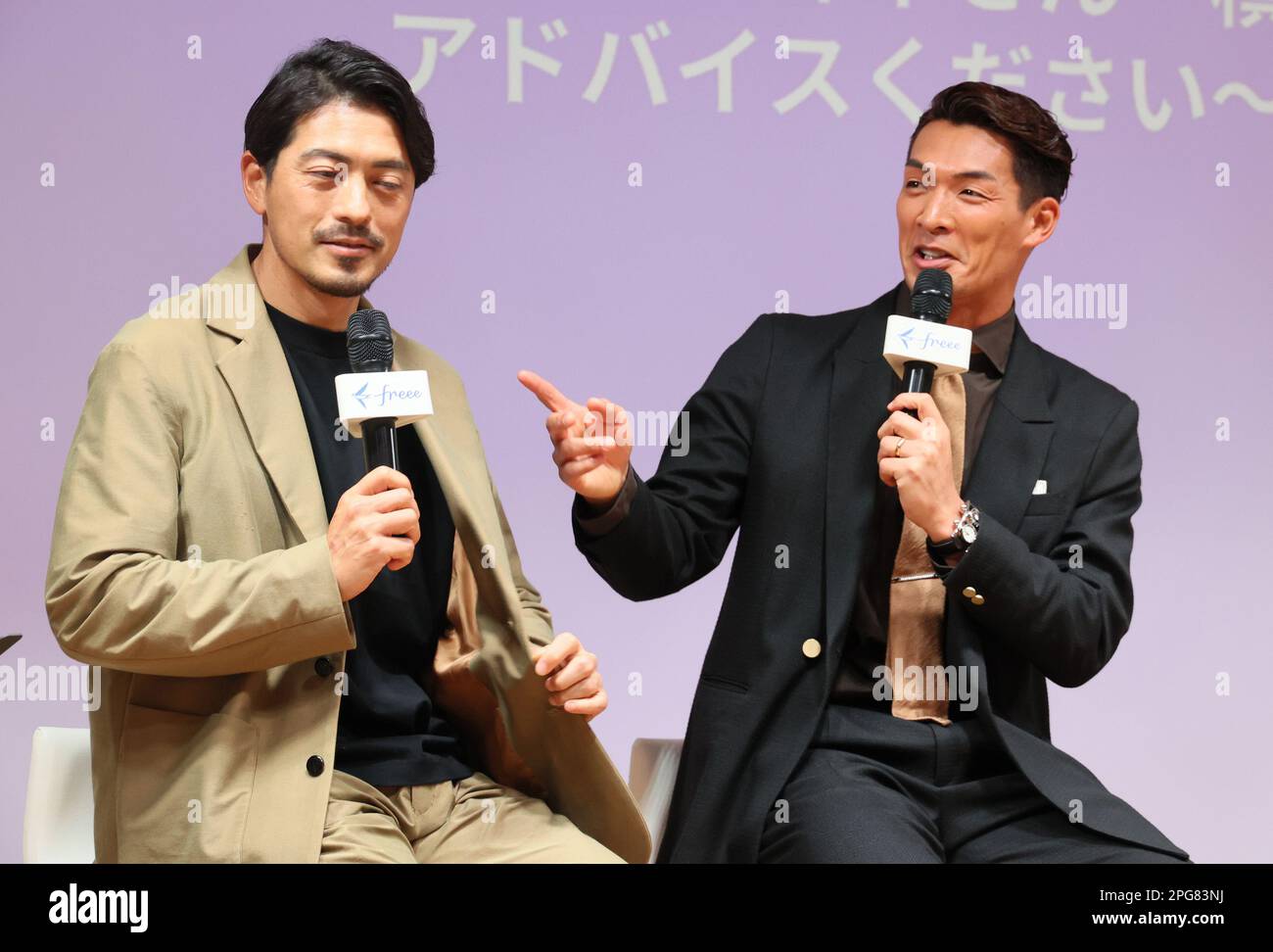 Tokyo, Giappone. 21st Mar, 2023. Ex giocatori di calcio professionisti e imprenditori Keita Suzuki (L) e Tomoaki Makino (R) partecipano ad un evento promozionale di società di software di contabilità basato su cloud freee presso il santuario Kanda di Tokyo Martedì, 21 marzo 2023. Freee ha avuto il primo anniversario della rivista aziendale per gli imprenditori 'Kigyo Jidai' (Età dell'imprenditorialità). Credit: Yoshio Tsunoda/AFLO/Alamy Live News Foto Stock Tokyo, Giappone. 21st Mar, 2023. Ex giocatori di calcio professionisti e imprenditori Keita Suzuki (L) e Tomoaki Makino (R) partecipano ad un evento promozionale di società di software di contabilità basato su cloud freee presso il santuario Kanda di Tokyo Martedì, 21 marzo 2023. Freee ha avuto il primo anniversario della rivista aziendale per gli imprenditori 'Kigyo Jidai' (Età dell'imprenditorialità). Credit: Yoshio Tsunoda/AFLO/Alamy Live News Foto Stock