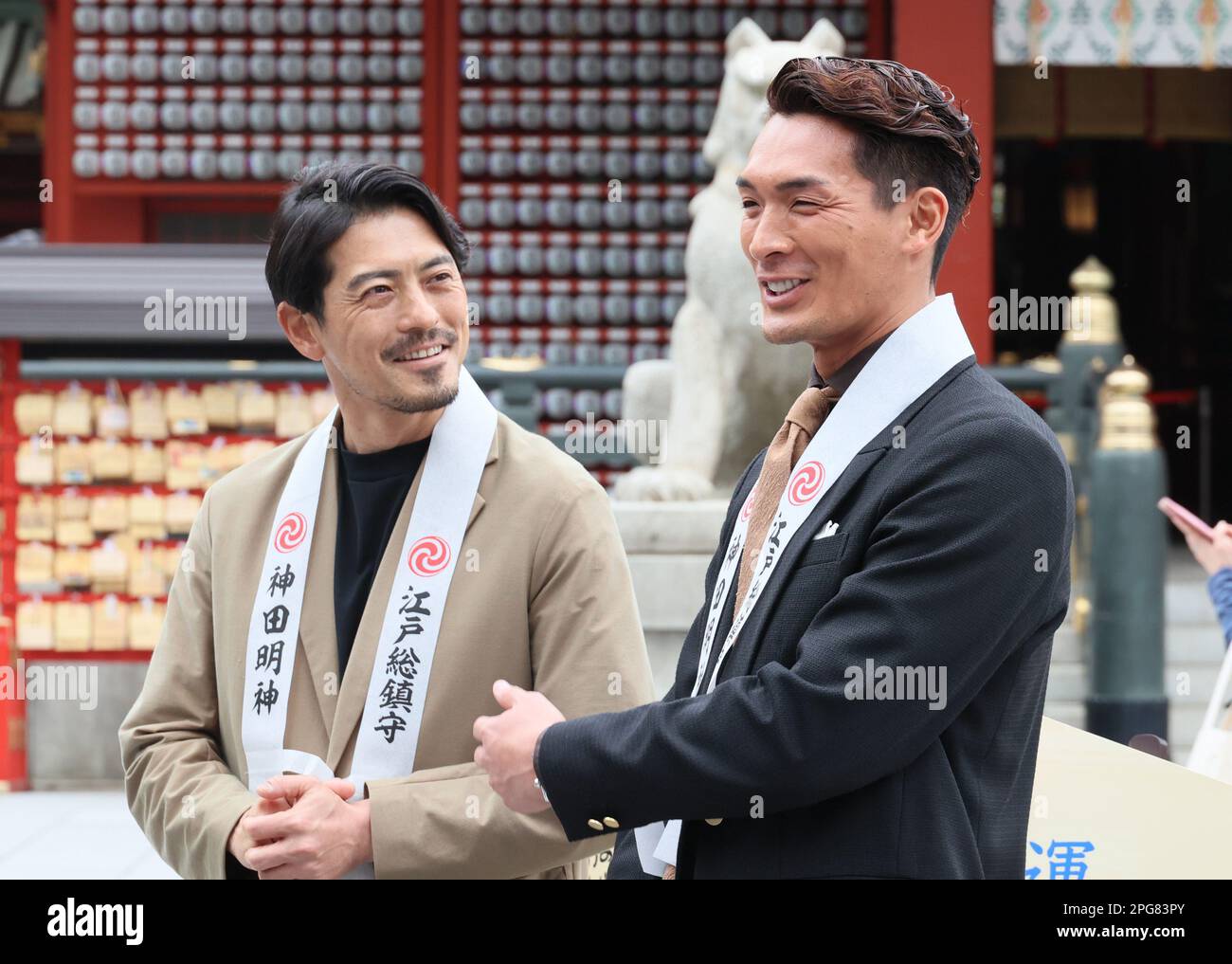 Tokyo, Giappone. 21st Mar, 2023. Ex giocatori di calcio professionisti e imprenditori Keita Suzuki (L) e Tomoaki Makino (R) partecipano ad un evento promozionale di società di software di contabilità basato su cloud freee presso il santuario Kanda di Tokyo Martedì, 21 marzo 2023. Freee ha avuto il primo anniversario della rivista aziendale per gli imprenditori 'Kigyo Jidai' (Età dell'imprenditorialità). Credit: Yoshio Tsunoda/AFLO/Alamy Live News Foto Stock Tokyo, Giappone. 21st Mar, 2023. Ex giocatori di calcio professionisti e imprenditori Keita Suzuki (L) e Tomoaki Makino (R) partecipano ad un evento promozionale di società di software di contabilità basato su cloud freee presso il santuario Kanda di Tokyo Martedì, 21 marzo 2023. Freee ha avuto il primo anniversario della rivista aziendale per gli imprenditori 'Kigyo Jidai' (Età dell'imprenditorialità). Credit: Yoshio Tsunoda/AFLO/Alamy Live News Foto Stock