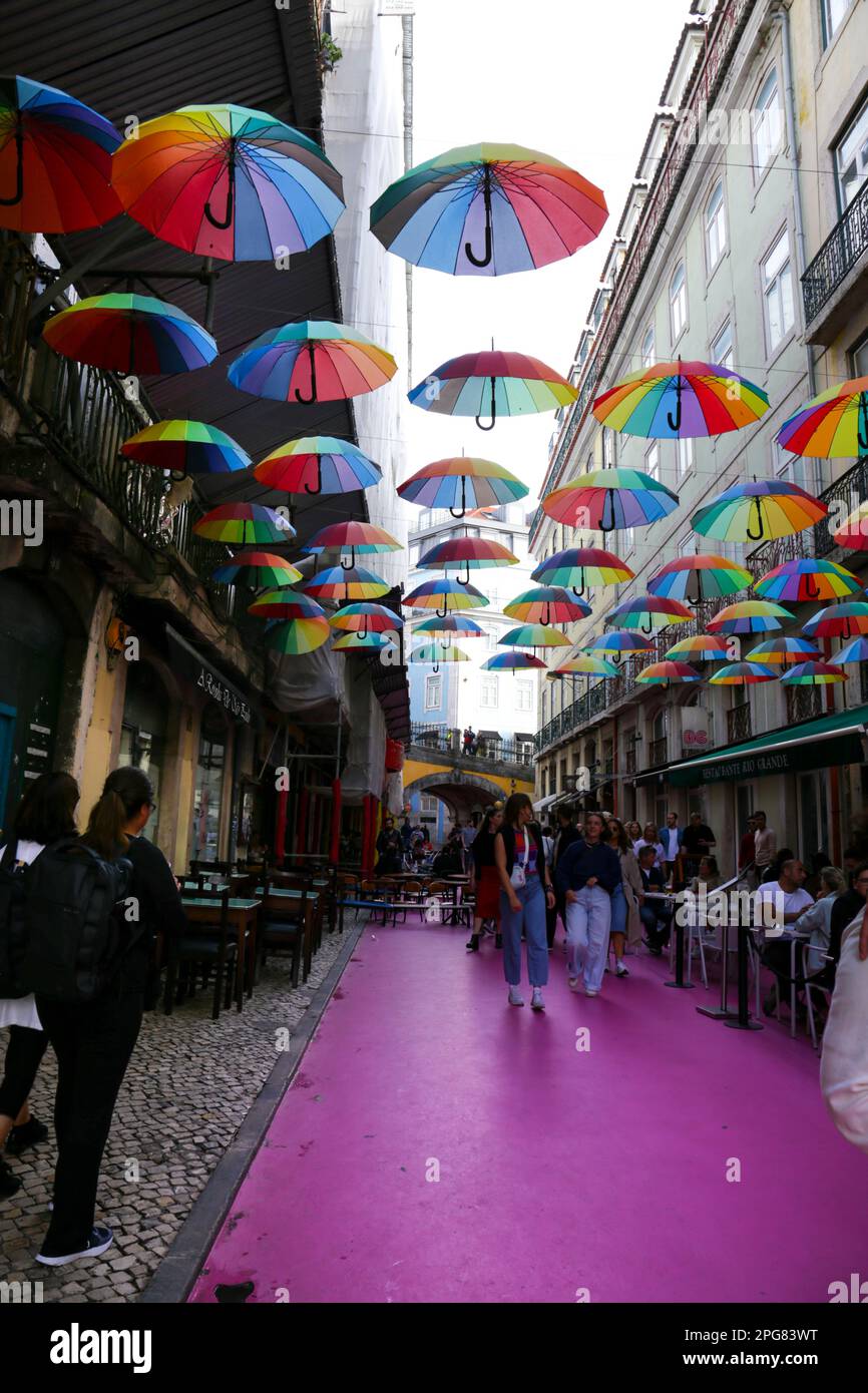 Lisbona, Portogallo - 21 ottobre 2022: Ombrelli multicolore appesi sulla  strada rosa a Lisbona, Portogallo Foto stock - Alamy