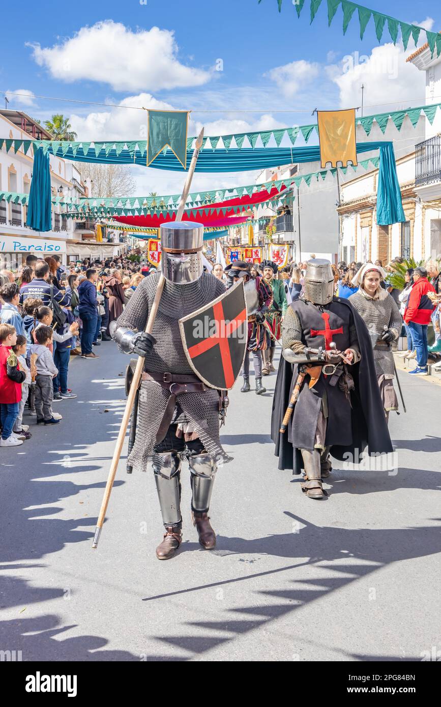 Huelva, Spagna-18 marzo 2023: Cavaliere vestendo un'armatura metallica e una lancia di cavalleria o lancia di jouting è parapadando nella Medieval Discovery Fair, Palos Foto Stock