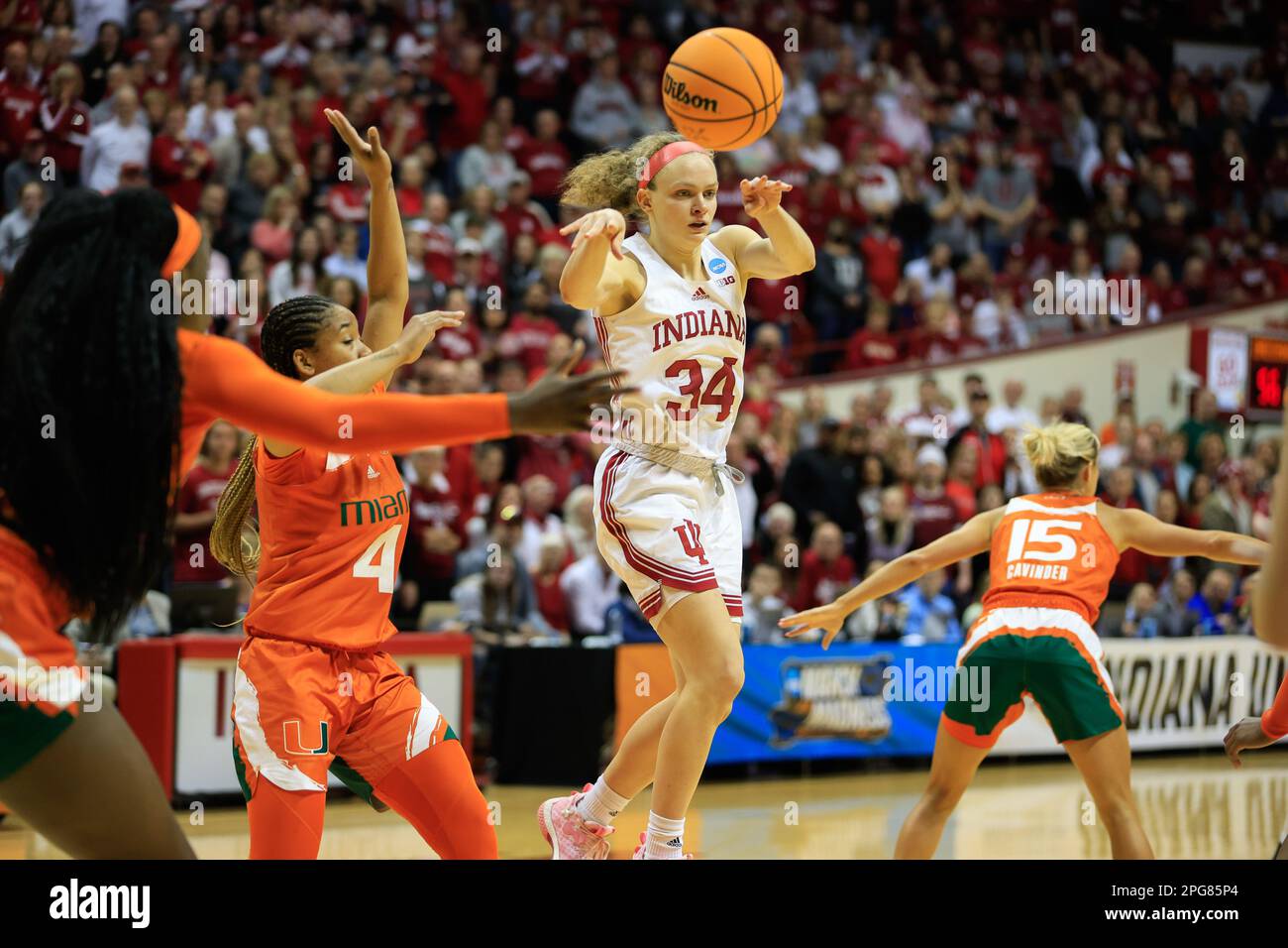 Bloomington, Stati Uniti. 21st Mar, 2023. L'Indiana Hoosiers Guard Grace Berger (34) gioca contro Miami durante un secondo round di NCAA womenís, torneo di basket al Simon Skjodt Assembly Hall di Bloomington, Indiana. Gli Hoosiers hanno perso agli uragani 70-68. (Foto di Jeremy Hogan/SOPA Images/Sipa USA) Credit: Sipa USA/Alamy Live News Foto Stock