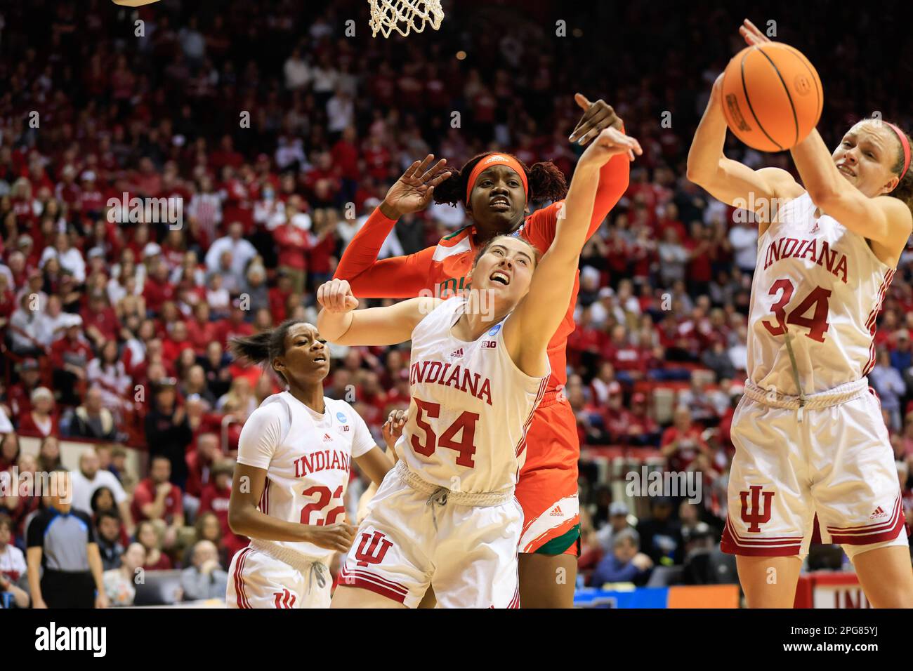 Bloomington, Stati Uniti. 21st Mar, 2023. La guardia degli Indiana Hoosiers Grace Berger (34) si ribella contro Miami durante il secondo round della partita del torneo di pallacanestro NCAA womenís nella Simon Skjodt Assembly Hall. Gli Hoosiers hanno perso agli uragani 70-68. (Foto di Jeremy Hogan/SOPA Images/Sipa USA) Credit: Sipa USA/Alamy Live News Foto Stock