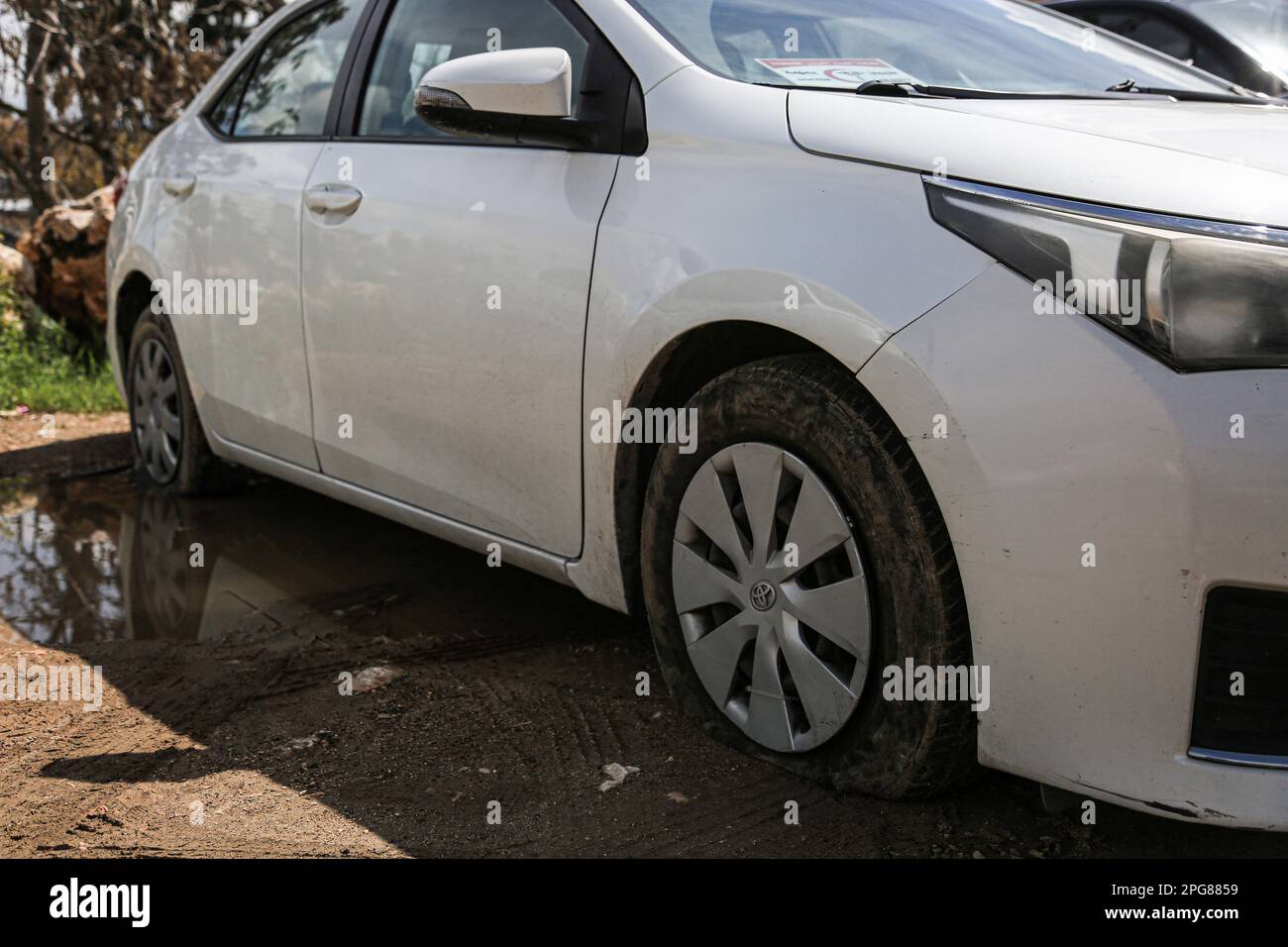 Gerusalemme est, Israele. 21st Mar, 2023. Vista di pneumatici forati danneggiati dai coloni ebrei su un'auto di proprietà araba nel quartiere Sheikh Jarrah a Gerusalemme. I vandali ebrei estremisti il martedì mattina hanno forato le gomme dei veicoli parcheggiati fuori delle case dei loro proprietari palestinesi, testimoni hanno detto. (Foto di Saeed Qaq/SOPA Images/Sipa USA) Credit: Sipa USA/Alamy Live News Foto Stock