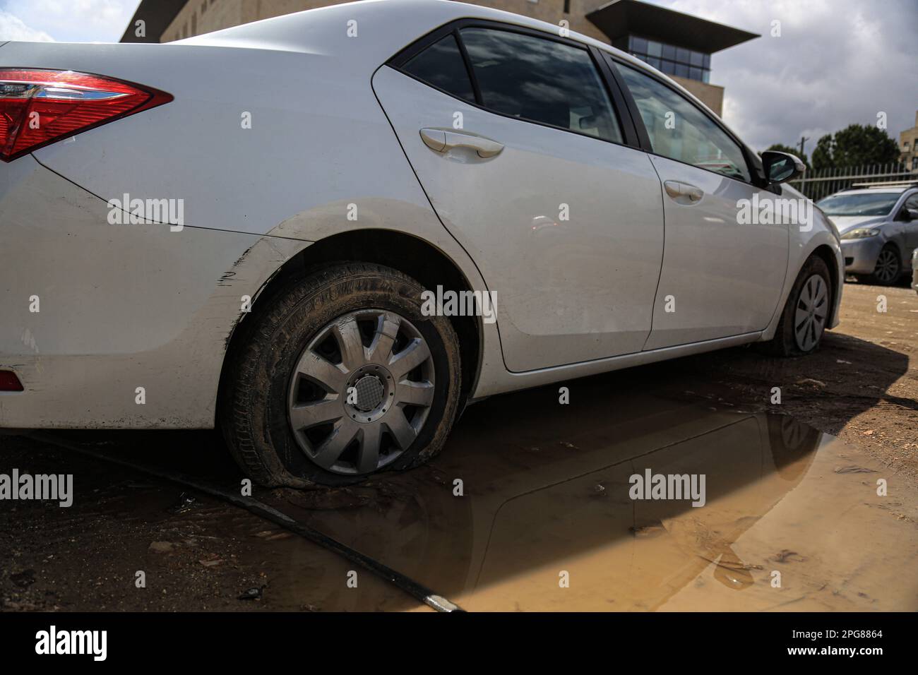 Gerusalemme est, Israele. 21st Mar, 2023. Vista di pneumatici forati danneggiati dai coloni ebrei su un'auto di proprietà araba nel quartiere Sheikh Jarrah a Gerusalemme. I vandali ebrei estremisti il martedì mattina hanno forato le gomme dei veicoli parcheggiati fuori delle case dei loro proprietari palestinesi, testimoni hanno detto. (Foto di Saeed Qaq/SOPA Images/Sipa USA) Credit: Sipa USA/Alamy Live News Foto Stock