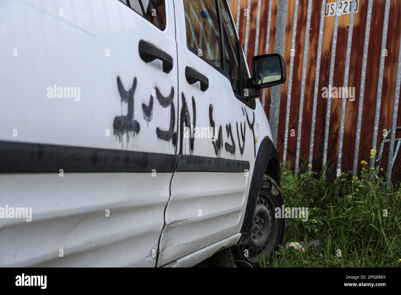Gerusalemme est, Israele. 21st Mar, 2023. Slogan razzisti visti scritti da coloni ebrei su un'auto di proprietà araba nel quartiere Sheikh Jarrah a Gerusalemme. I vandali ebrei estremisti il martedì mattina hanno forato le gomme dei veicoli parcheggiati fuori delle case dei loro proprietari palestinesi, testimoni hanno detto. (Foto di Saeed Qaq/SOPA Images/Sipa USA) Credit: Sipa USA/Alamy Live News Foto Stock