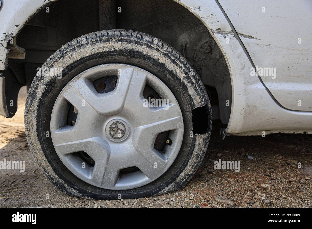 Gerusalemme est, Israele. 21st Mar, 2023. Vista di un pneumatico forato danneggiato dai coloni ebrei su un'auto di proprietà araba nel quartiere di Sheikh Jarrah a Gerusalemme. I vandali ebrei estremisti il martedì mattina hanno forato le gomme dei veicoli parcheggiati fuori delle case dei loro proprietari palestinesi, testimoni hanno detto. Credit: SOPA Images Limited/Alamy Live News Foto Stock