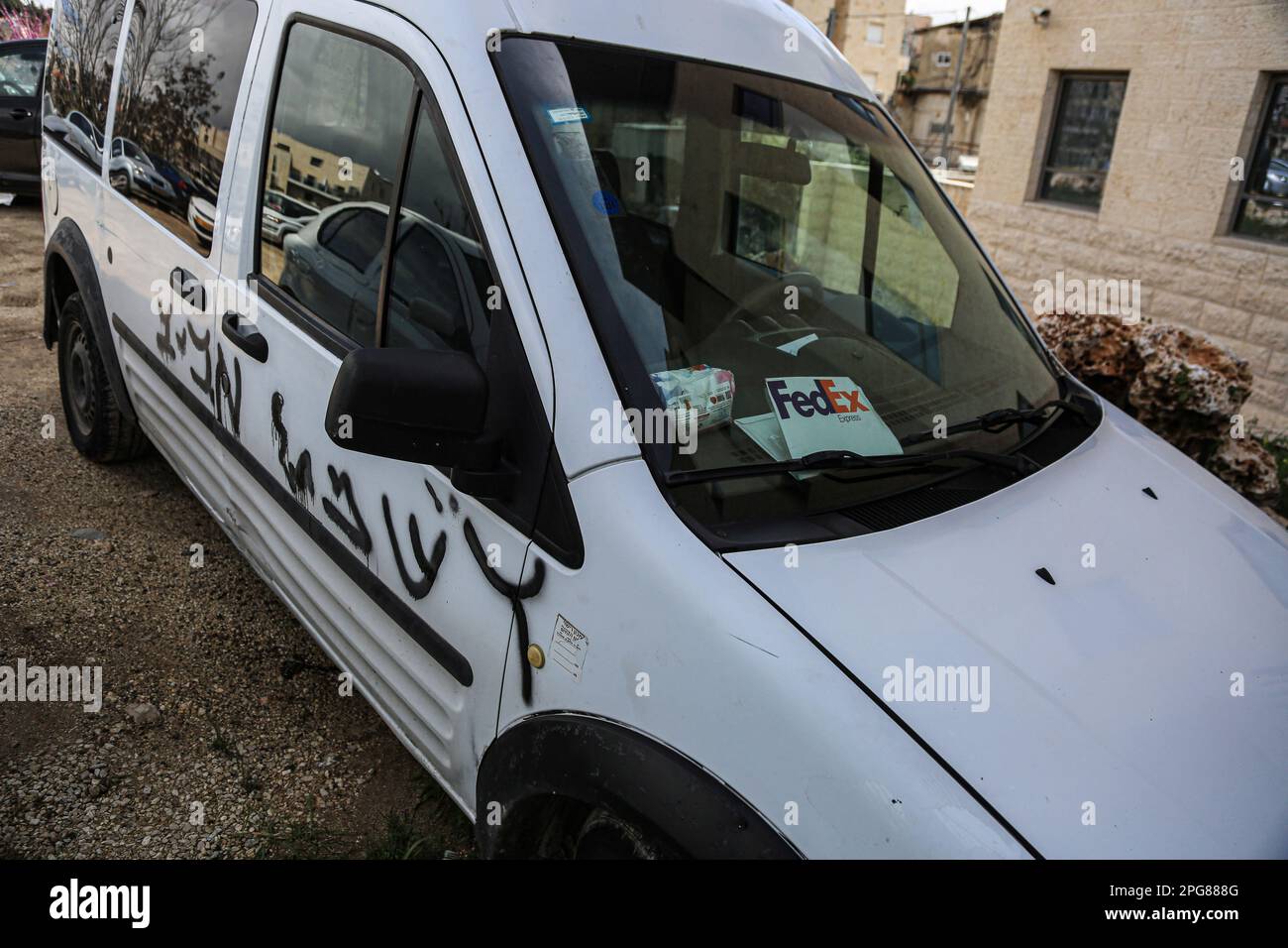 Gerusalemme est, Israele. 21st Mar, 2023. Slogan razzisti visti scritti da coloni ebrei su un'auto di proprietà araba nel quartiere Sheikh Jarrah a Gerusalemme. I vandali ebrei estremisti il martedì mattina hanno forato le gomme dei veicoli parcheggiati fuori delle case dei loro proprietari palestinesi, testimoni hanno detto. Credit: SOPA Images Limited/Alamy Live News Foto Stock