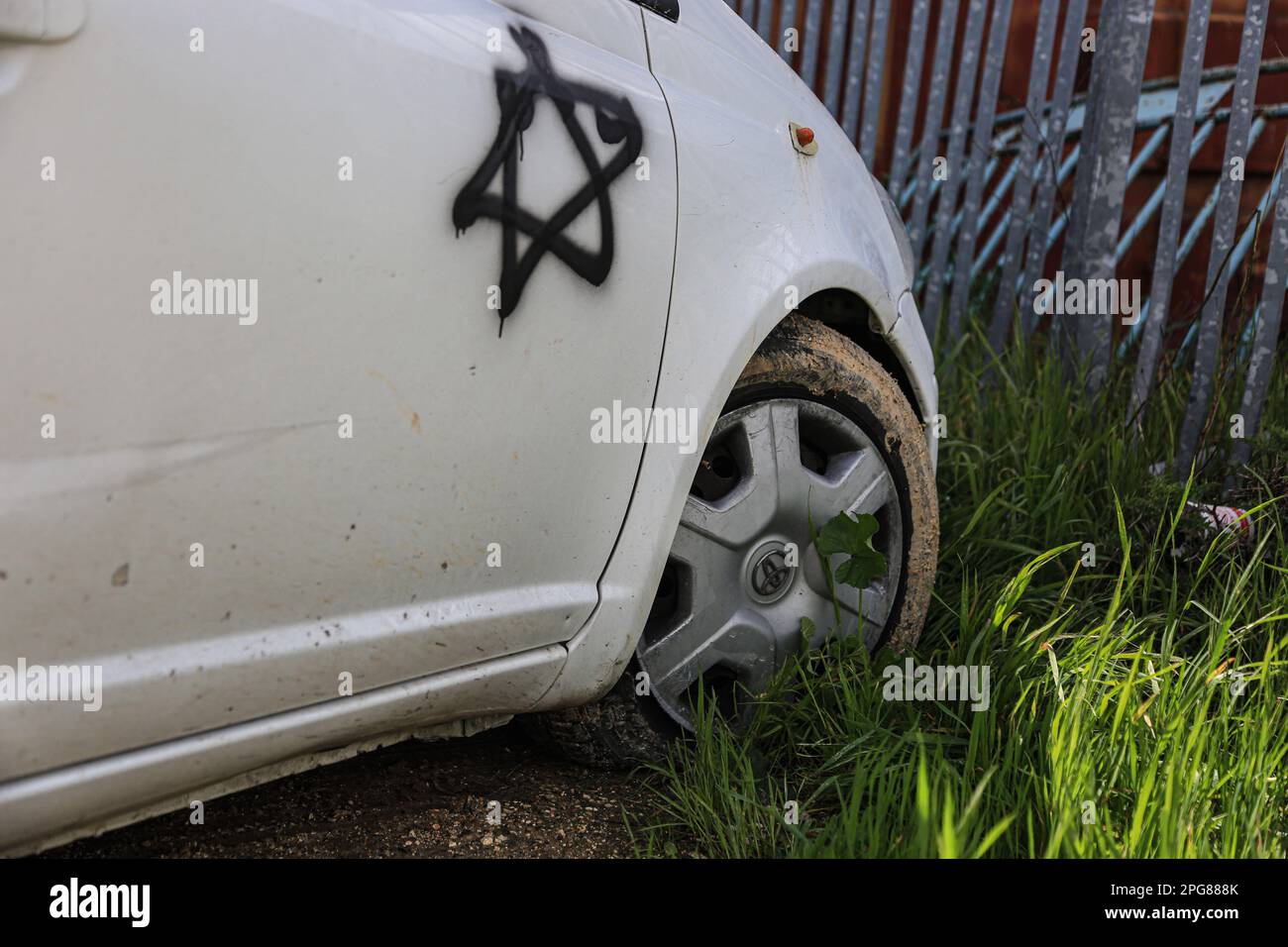 Gerusalemme est, Israele. 21st Mar, 2023. Slogan razzisti visti scritti da coloni ebrei su un'auto di proprietà araba nel quartiere Sheikh Jarrah a Gerusalemme. I vandali ebrei estremisti il martedì mattina hanno forato le gomme dei veicoli parcheggiati fuori delle case dei loro proprietari palestinesi, testimoni hanno detto. Credit: SOPA Images Limited/Alamy Live News Foto Stock