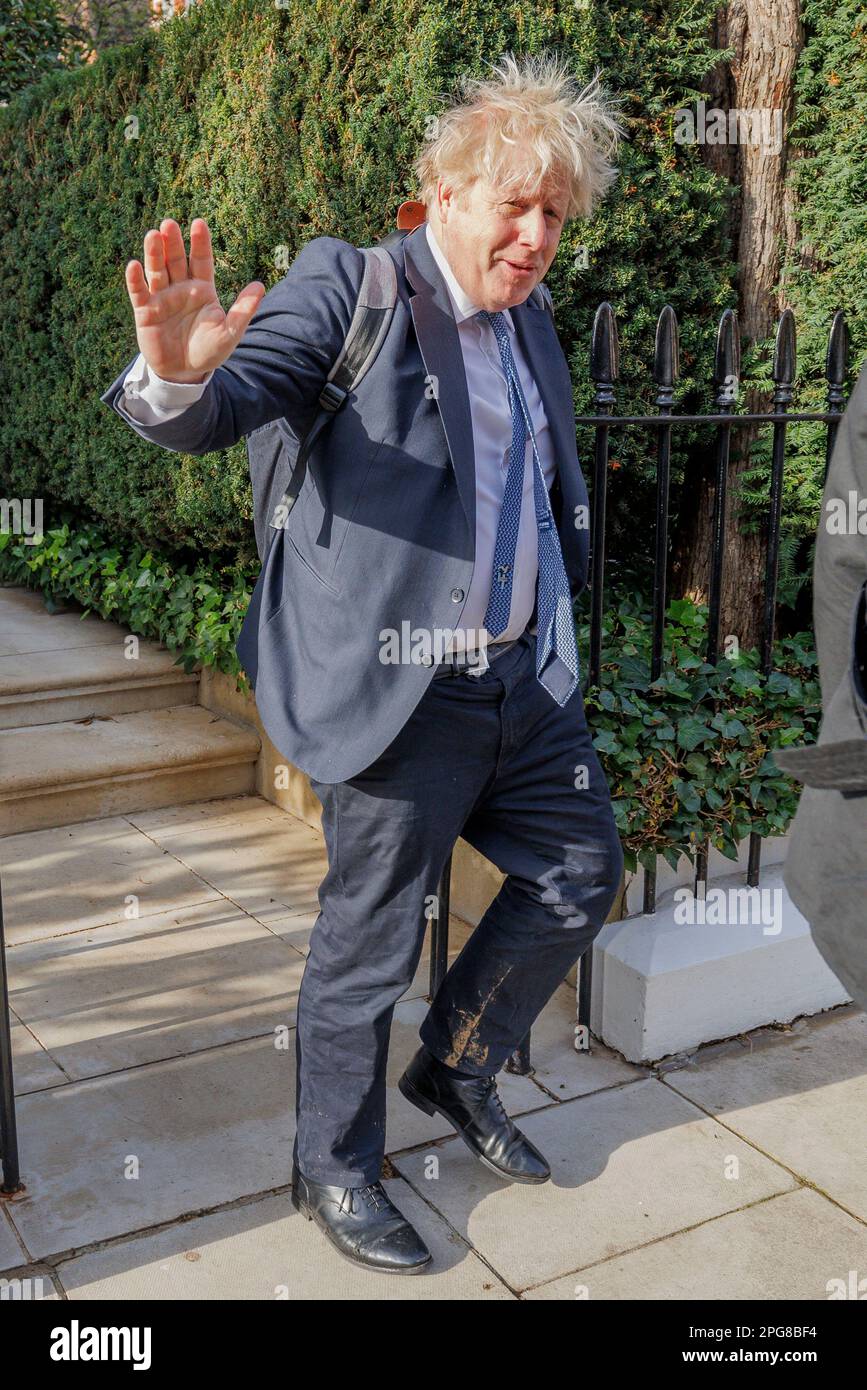 L'ex primo ministro Boris Johnson lascia la sua casa a Londra questa mattina. I suoi commenti sono seguiti da vicino come il cancelliere Jeremy Hunt è dovuto alla deliv Foto Stock