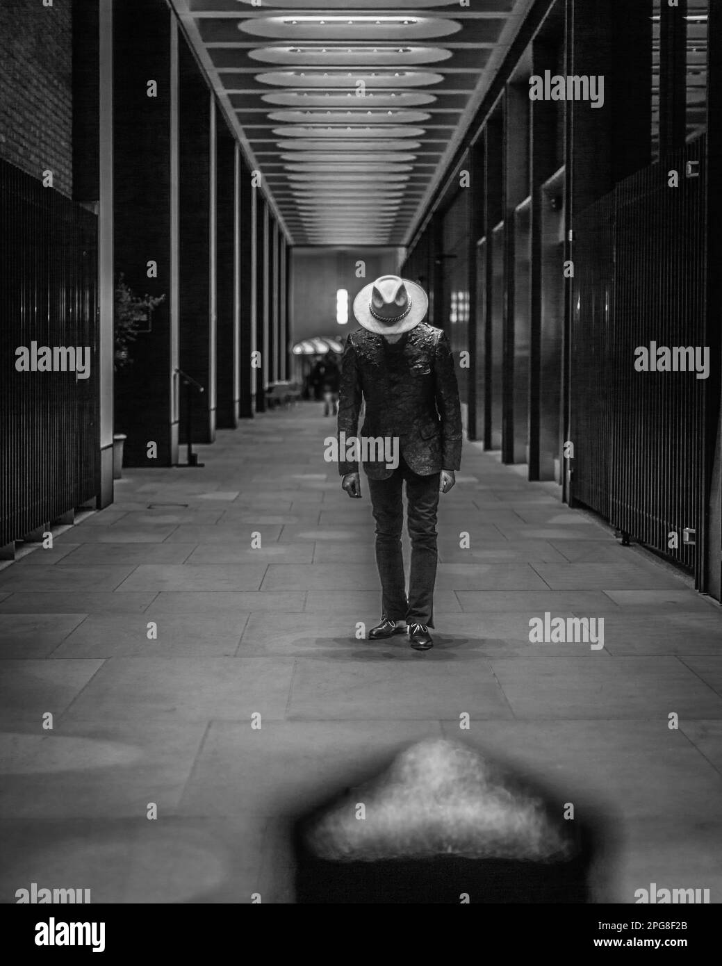 Un uomo elegante cammina in galleria a Londra. Foto Stock