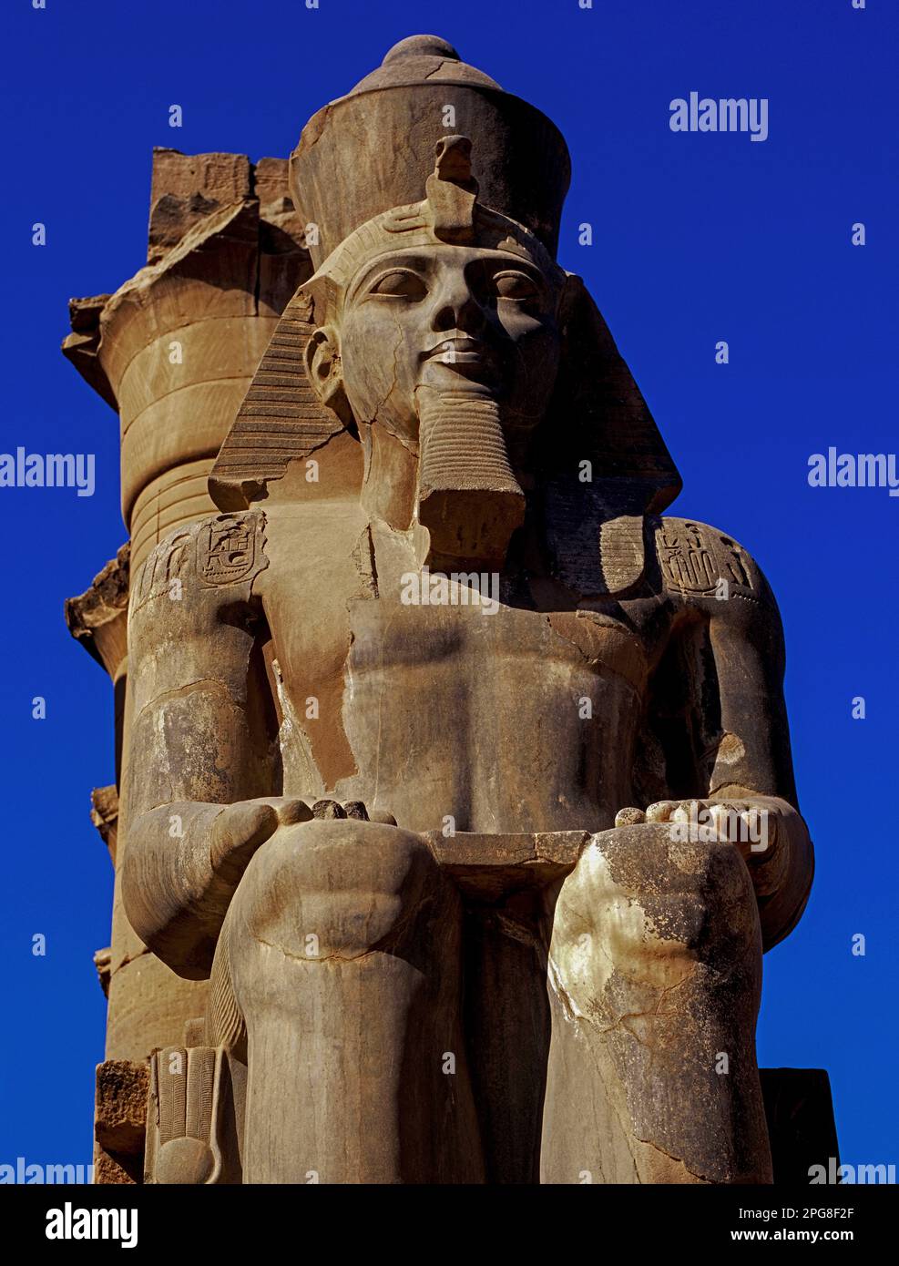 Ozymandias, Re dei Re: Statua seduta del “Grande antenato” egiziano, il lungo regno nuovo 19th dinastia Faraone Ramesses II (regnò 1279-1213 a.C.), all'ingresso del peristilio o corte colonnata del Tempio di Luxor tra le rovine dell'antica capitale di Tebe, sulla riva orientale del Nilo. Foto Stock