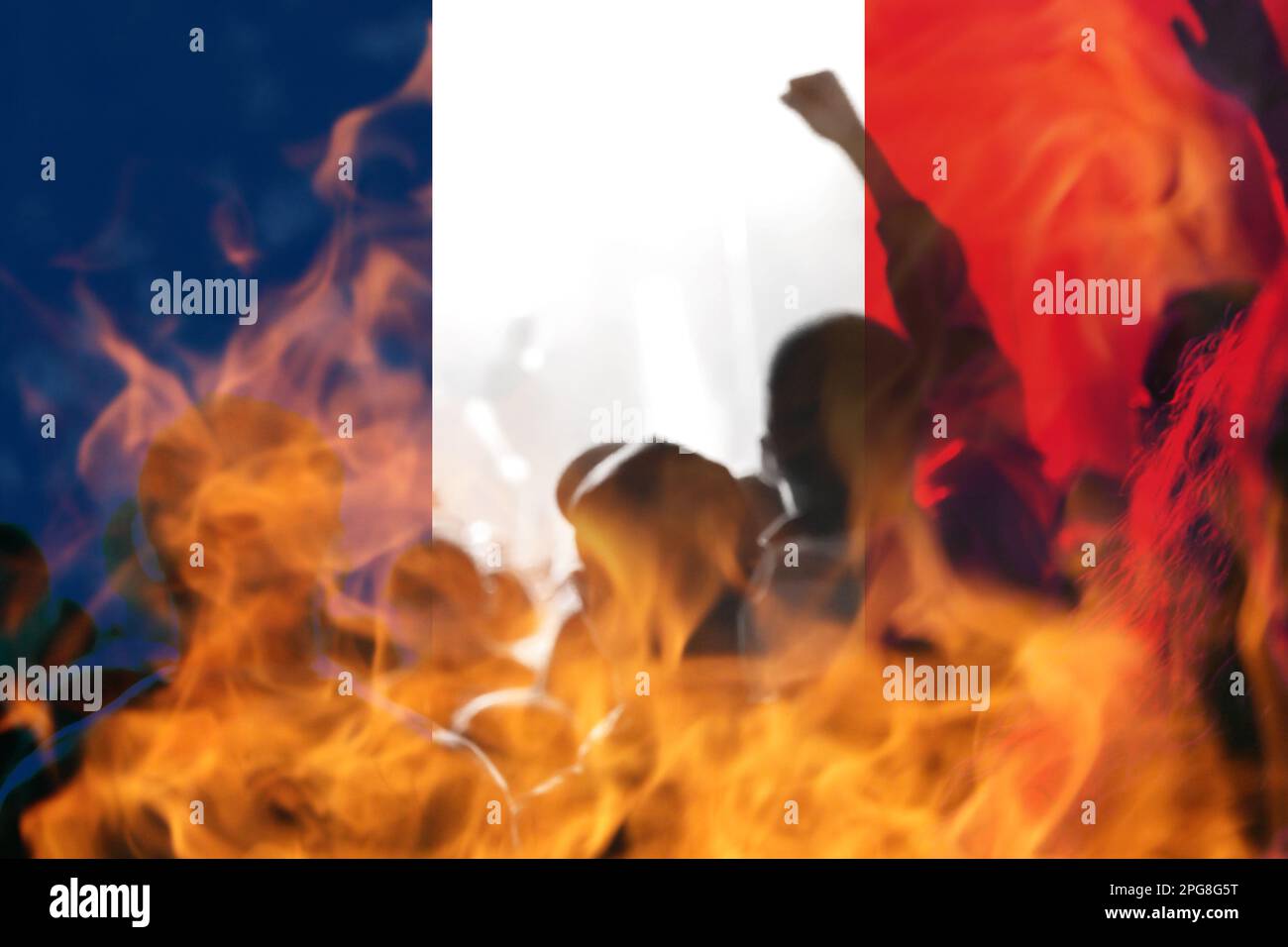 Proteste Francia Parigi. Bandiera della Francia. Protesta in Francia. Alza la mano. Riforme delle pensioni. Età pensionabile. Giornata della Bastiglia. Anarchia camino. Fuori fuoco. Foto Stock