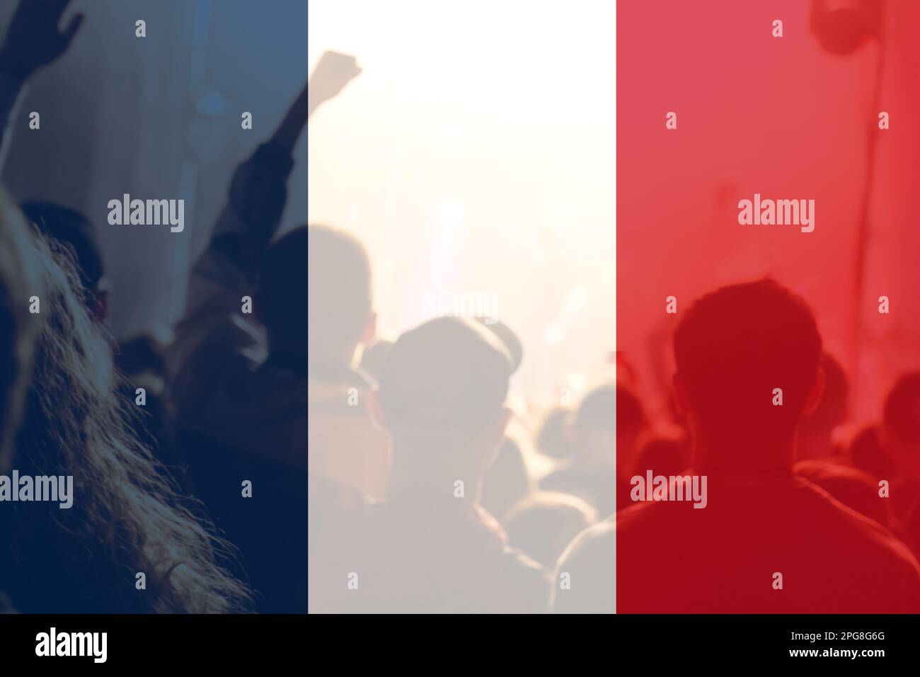 Proteste Francia Parigi. Bandiera della Francia. Protesta in Francia. Alza la mano. Riforme delle pensioni. Fuori fuoco. Foto Stock