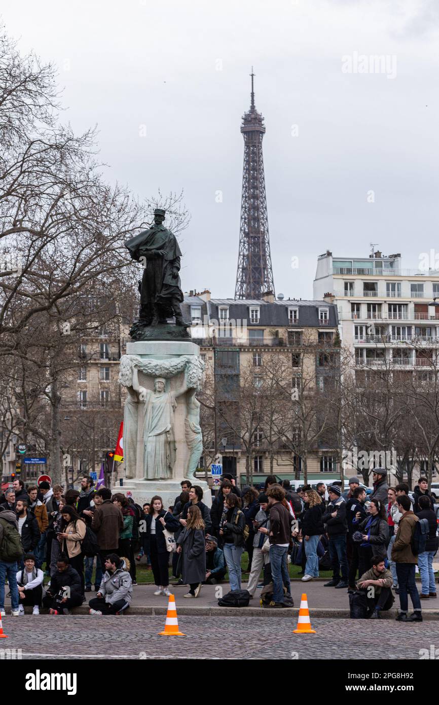 Parigi, Francia. 20th Mar, 2023. I manifestanti hanno visto riunirsi in Place Vauban durante la manifestazione. Centinaia di persone si sono riunite in Place Vauban, a Parigi, per un'altra ondata di proteste dopo che Macron ha forzato la riforma delle pensioni con l'articolo 49,3 della Costituzione francese, insieme alle due mozioni di censura, innescate sulla scia di questo articolo, Presentati all'Assemblea Nazionale sono stati respinti. Credit: SOPA Images Limited/Alamy Live News Foto Stock