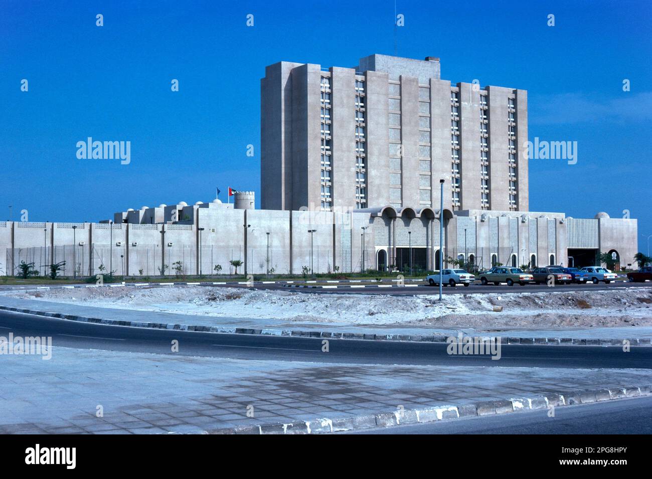 Abu Dhabi Emirati Arabi Uniti 1976 - Abu Dhabi Hilton Hotel, aperto da Sheikh Zayed nel 1973, (ora Radisson Blue Hotel & Resort). Immagine archivistica vista dalla Corniche di Abu Dhabi, Emirati Arabi Uniti Foto Stock