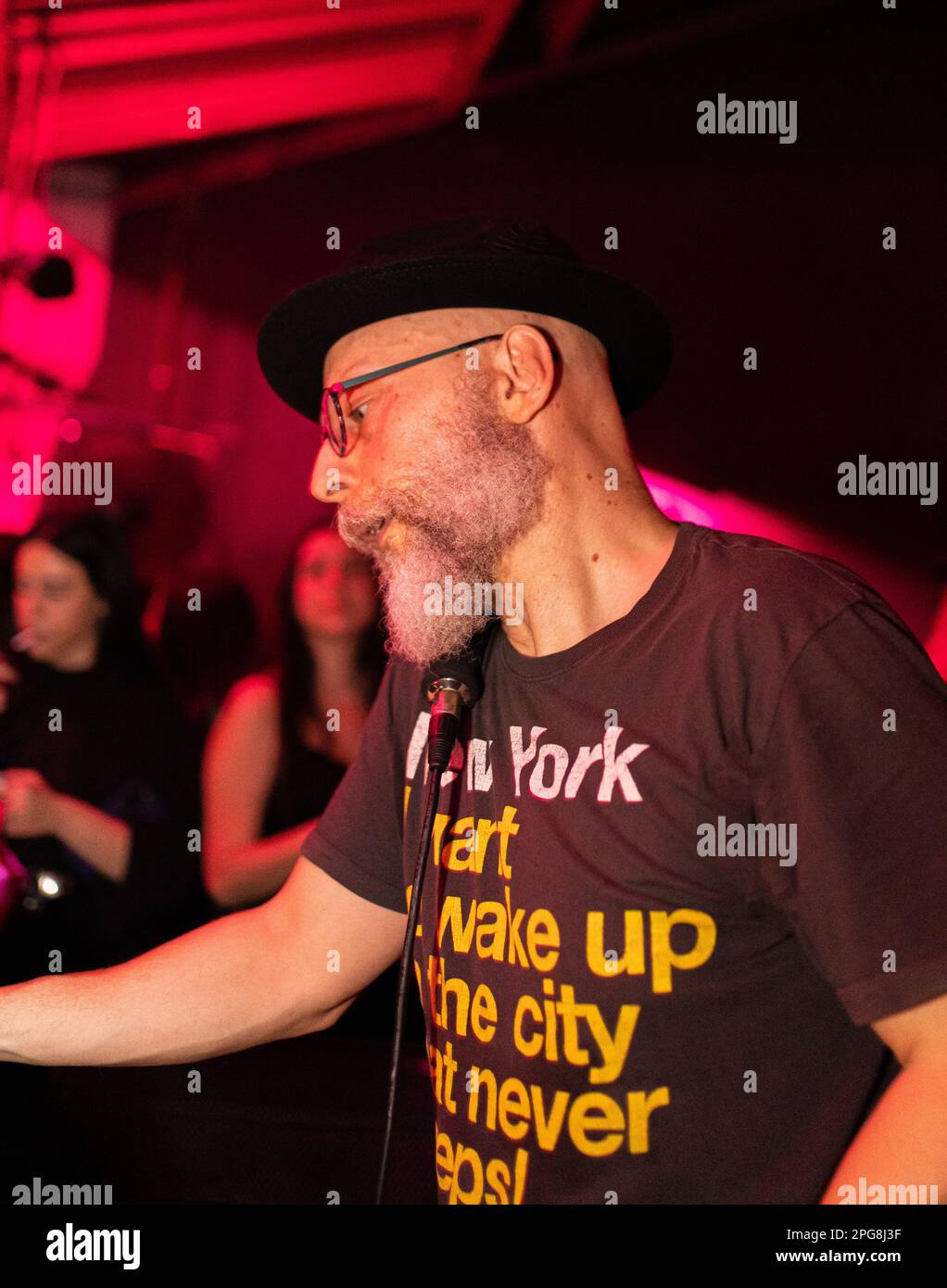 deejay alla console mentre mixava le sue tracce durante un concerto in discoteca Foto Stock