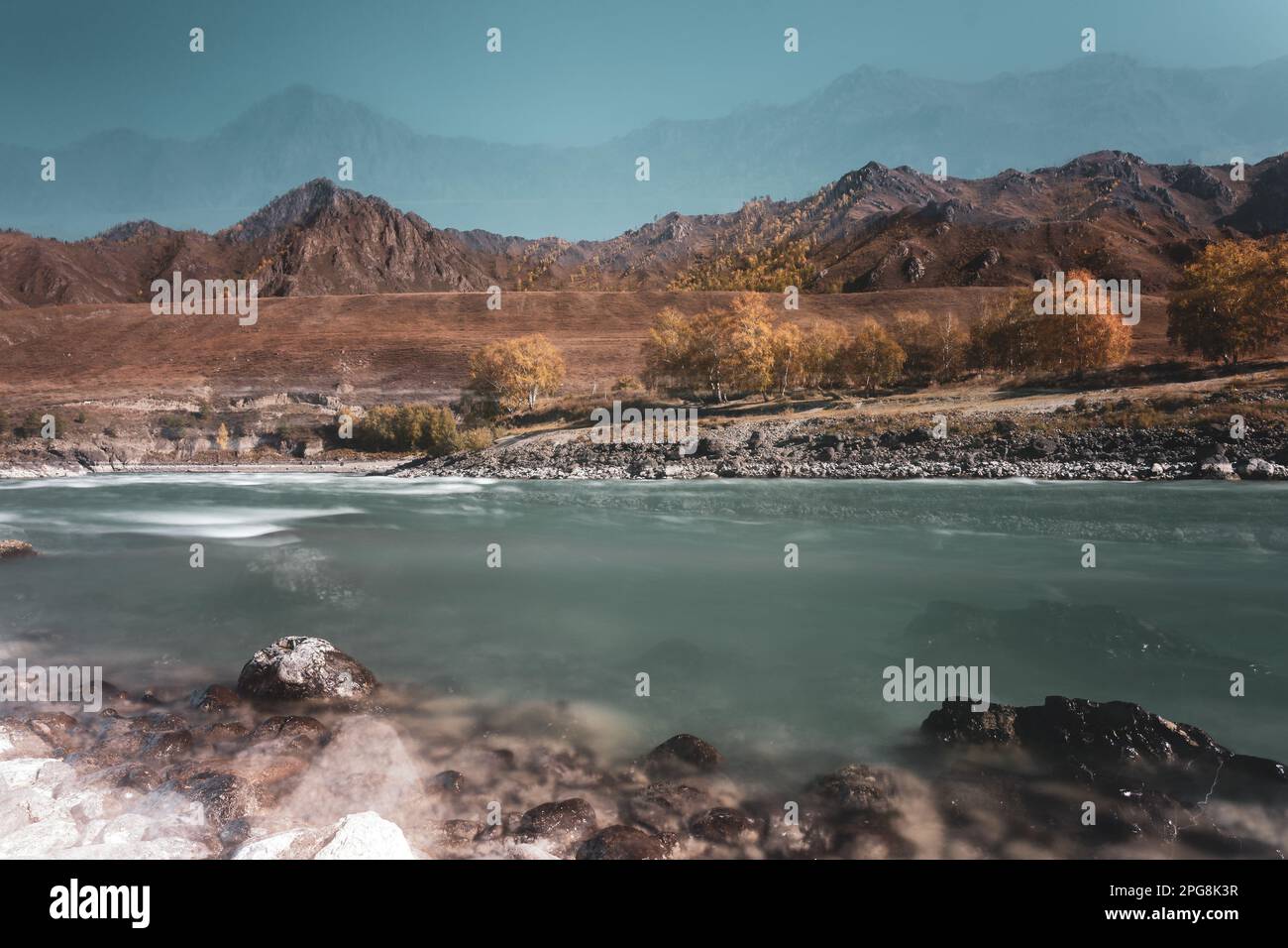 Foto astratta del movimento del rapido flusso del fiume di montagna Katun, offuscata dal metodo di lunga esposizione, tra le pietre e le rocce di Altai in au Foto Stock