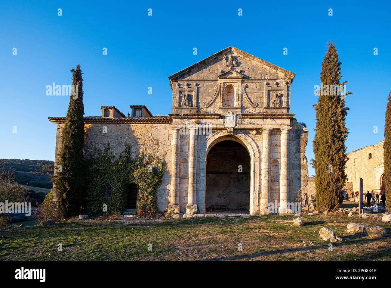 Un pittoresco Monsalud Monastero situato in un bellissimo paesaggio con un cielo blu luminoso sullo sfondo Foto Stock