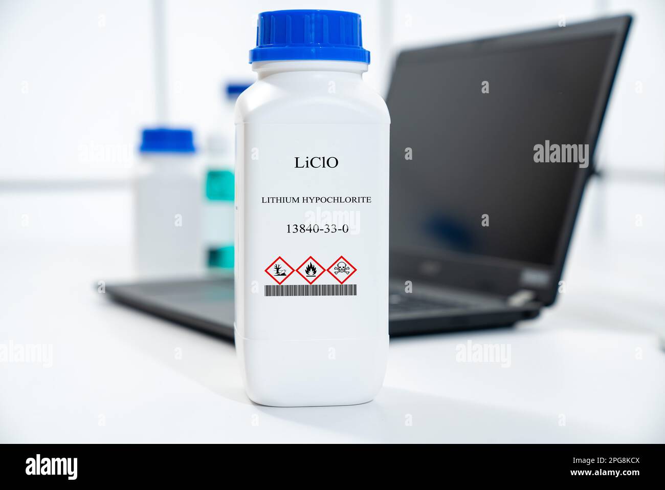 LiClO litio ipoclorito CAS 13840-33-0 sostanza chimica in imballaggi di plastica bianca da laboratorio Foto Stock