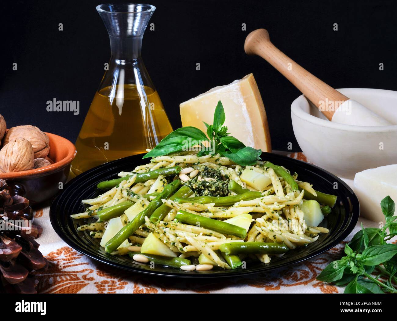 Trofie al pesto genovese. Si tratta di un piatto tradizionale della Liguria, Genova. Basilico, pinoli, noci, formaggi misti e olio d'oliva Foto Stock