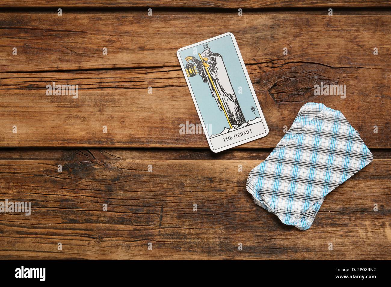 L'eremita e altre carte tarocchi su tavola di legno, piatto. Spazio per il testo Foto Stock