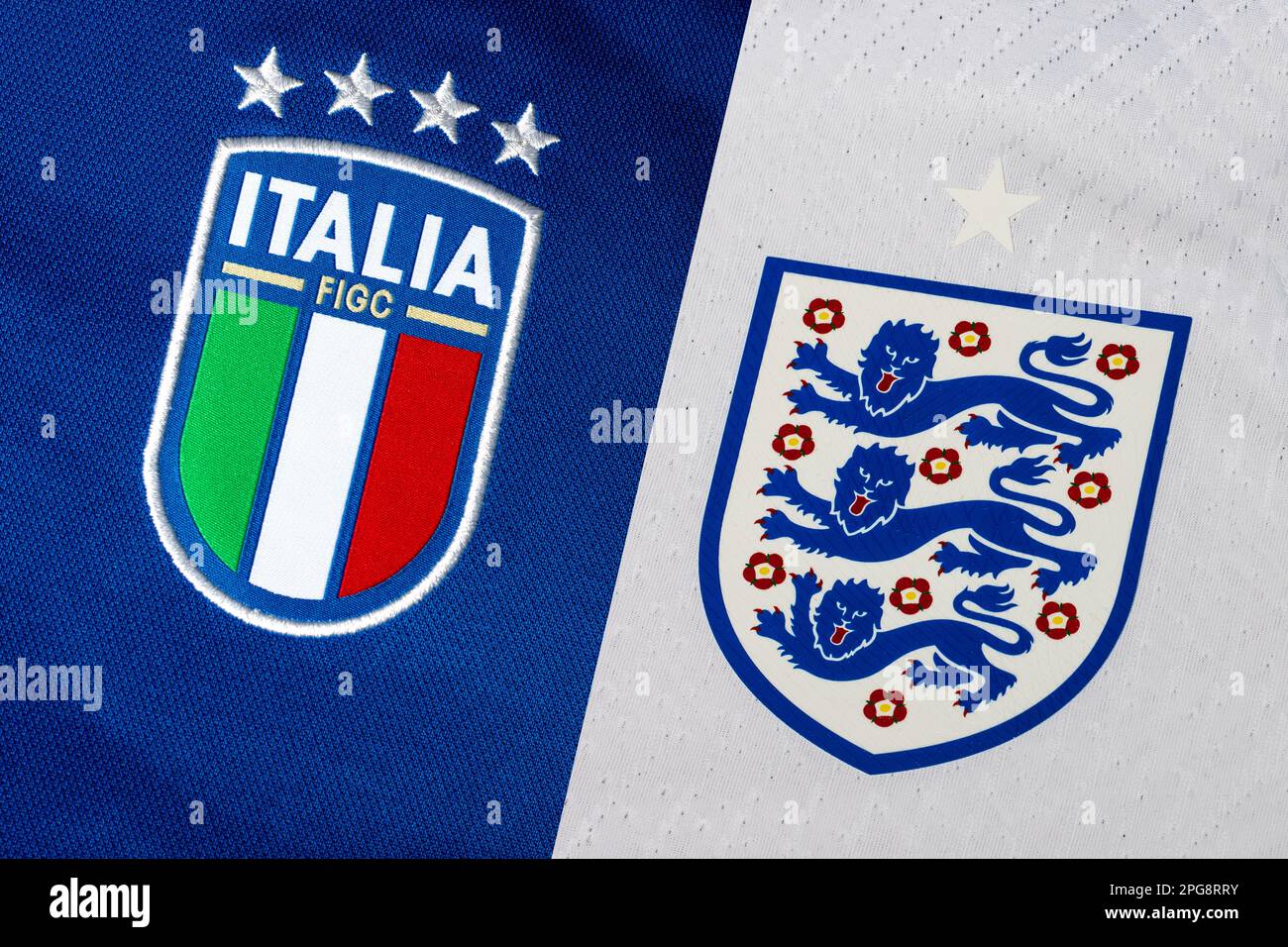 Primo piano della maglia della nazionale di calcio inglese e italiana Foto Stock