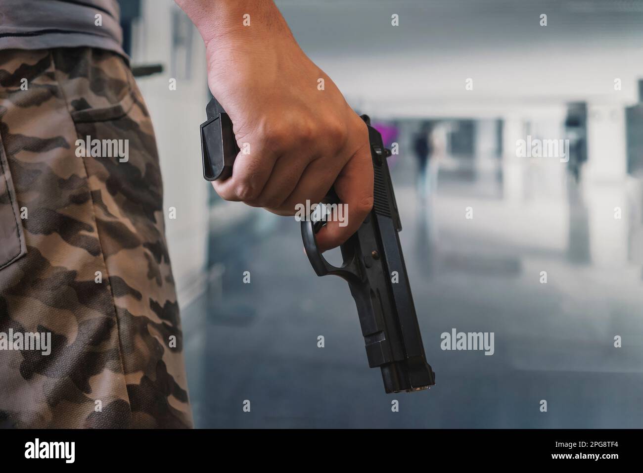 rapina bancaria. un criminale armato con una pistola di dhrt entra nei locali. Tentativo di rapina. Concetto di criminalità. autodifesa con armi da fuoco. Foto Stock