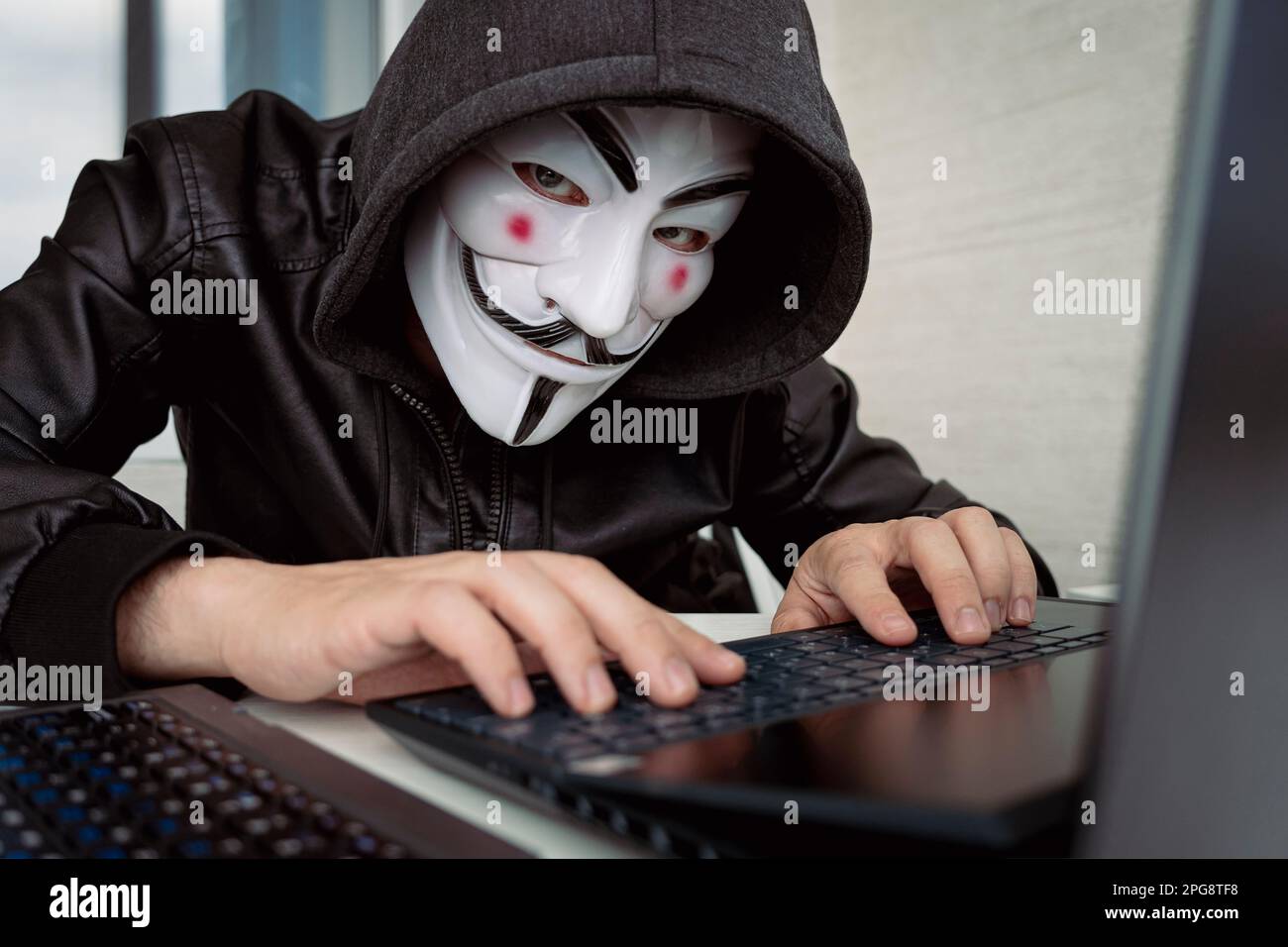 Hacker seduto dietro il computer. Hacking anonimo reti di computer. Giugno 1, 2022. Barnaul. Russia. Foto Stock