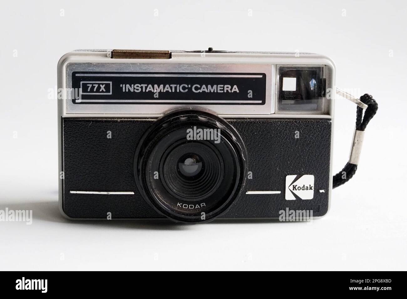 In questa illustrazione. La vecchia fotocamera a pellicola Kodak Instamatic  77X, prodotta tra il 1977 e il 1984, è stata venduta nella confezione una  serie di lampadine flash 'Magicube' Foto stock - Alamy