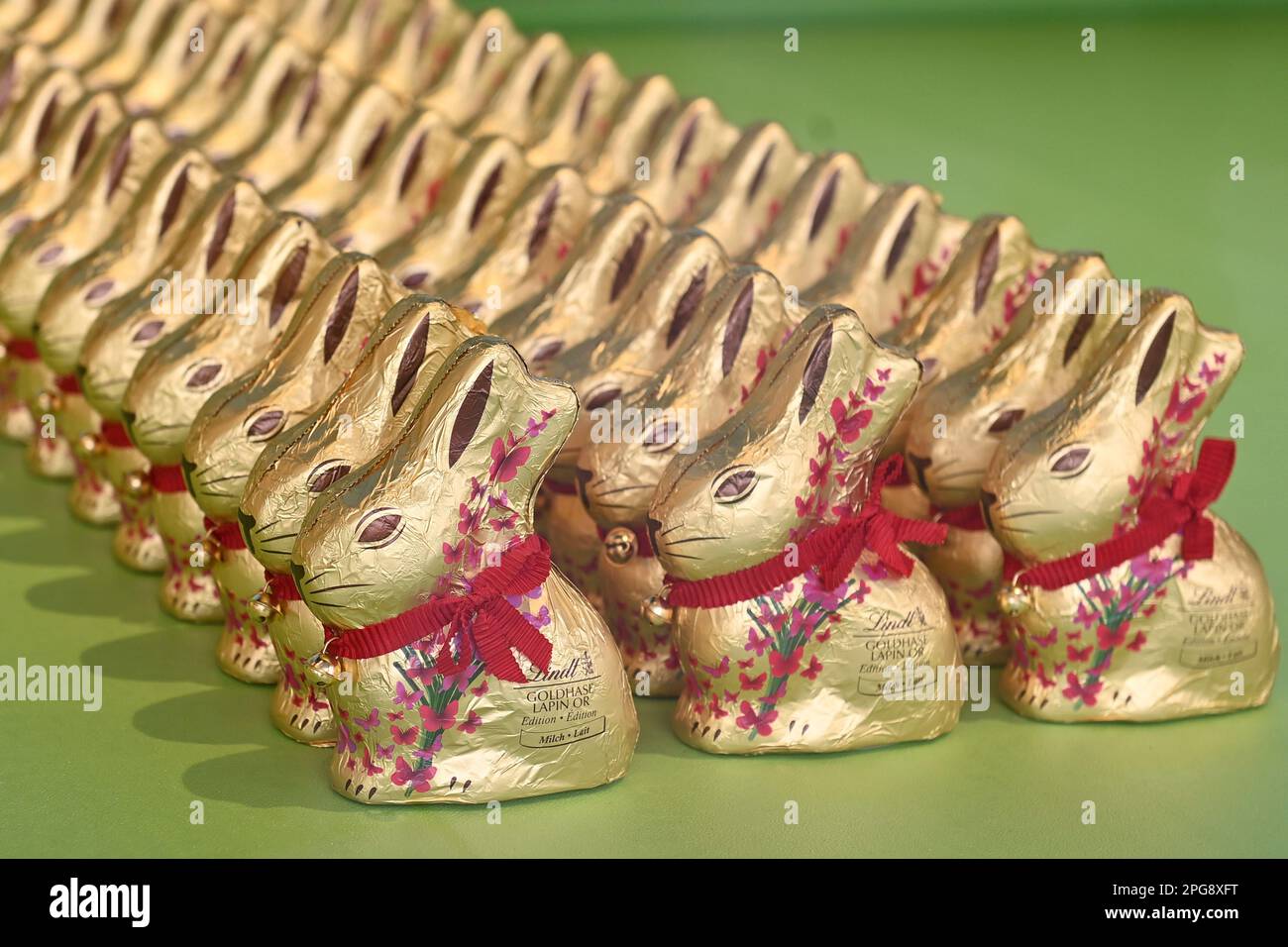 Monaco, Germania. 21st Mar, 2023. Coniglietto di Pasqua Lindt, coniglietto d'oro in una vetrina, cioccolato, coniglietto di cioccolato, Pasqua, coniglietto di cioccolato. Pasqua 2023? Credit: dpa/Alamy Live News Foto Stock