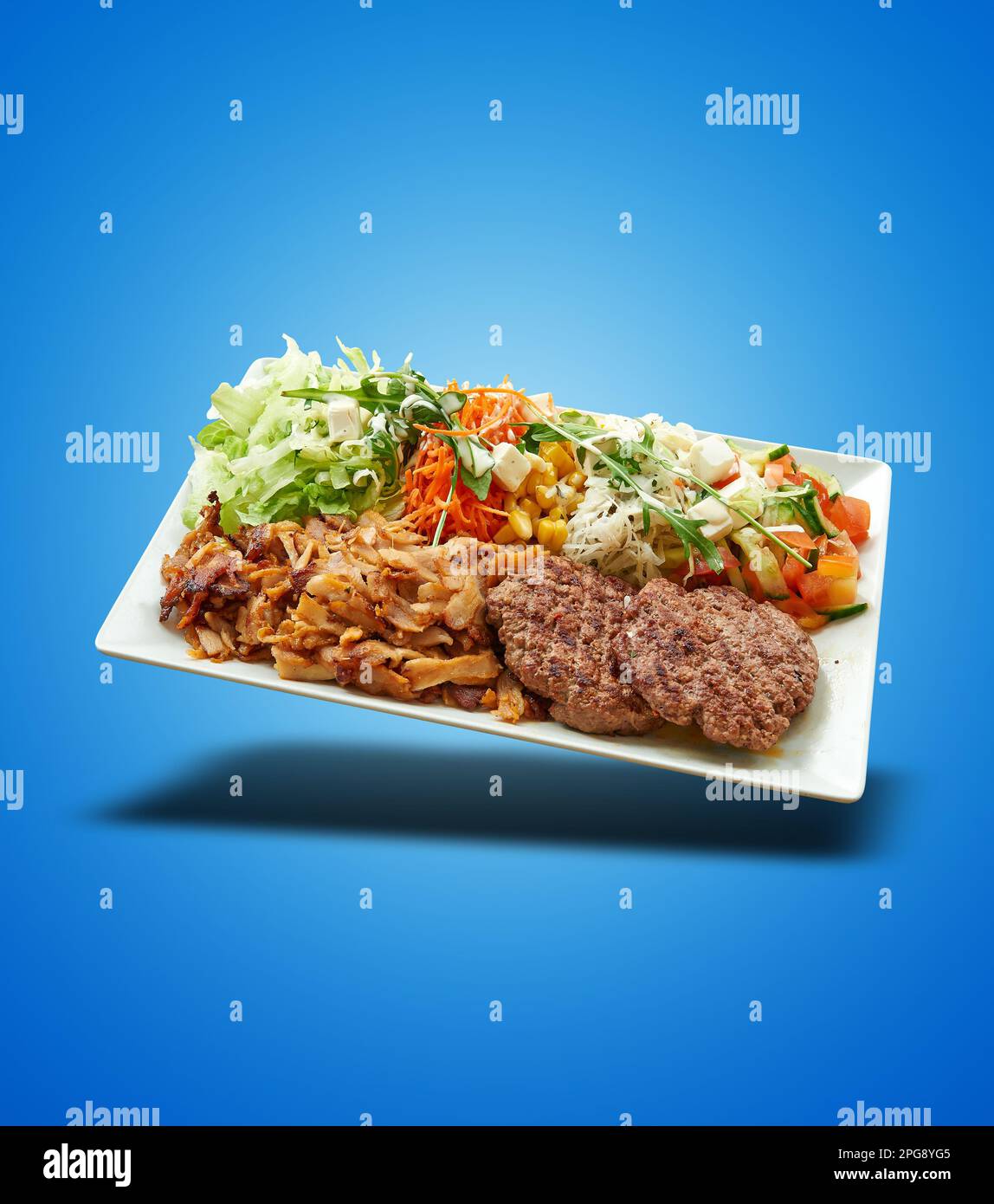 Pollo e pollo galleggianti su piatto bianco su sfondo blu sfumato Foto Stock
