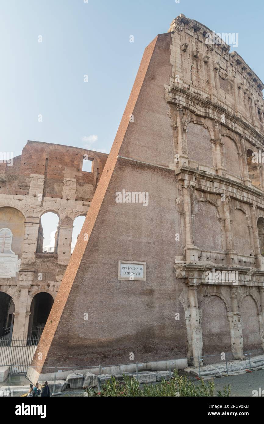 Parte di mura in pietra del Colosseo. Foto Stock