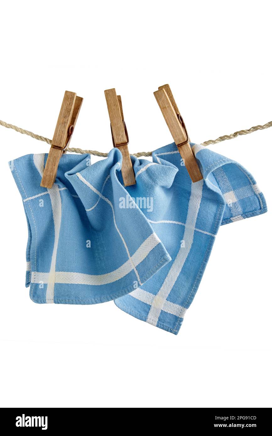 Tovagliolo da cucina blu pende su clothespins isolato su sfondo bianco. Mockup di visualizzazione del testo Foto Stock