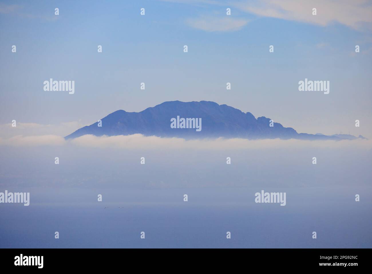 La cima del monte Jebel Musa in Marocco sopra la nuvola bassa, sul rettilineo di Gibilterra, come si vede dal territorio britannico d'oltremare di Gibilterra, Foto Stock