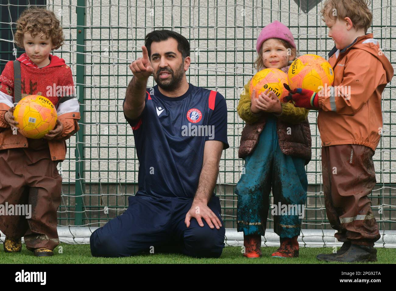 Edimburgo Scozia, Regno Unito 21 marzo 2023. Candidato alla leadership SNP Hamza Yousaf alla Spartans Community Football Academy per lanciare la politica di Football for All. credito sst/alamy notizie dal vivo Foto Stock