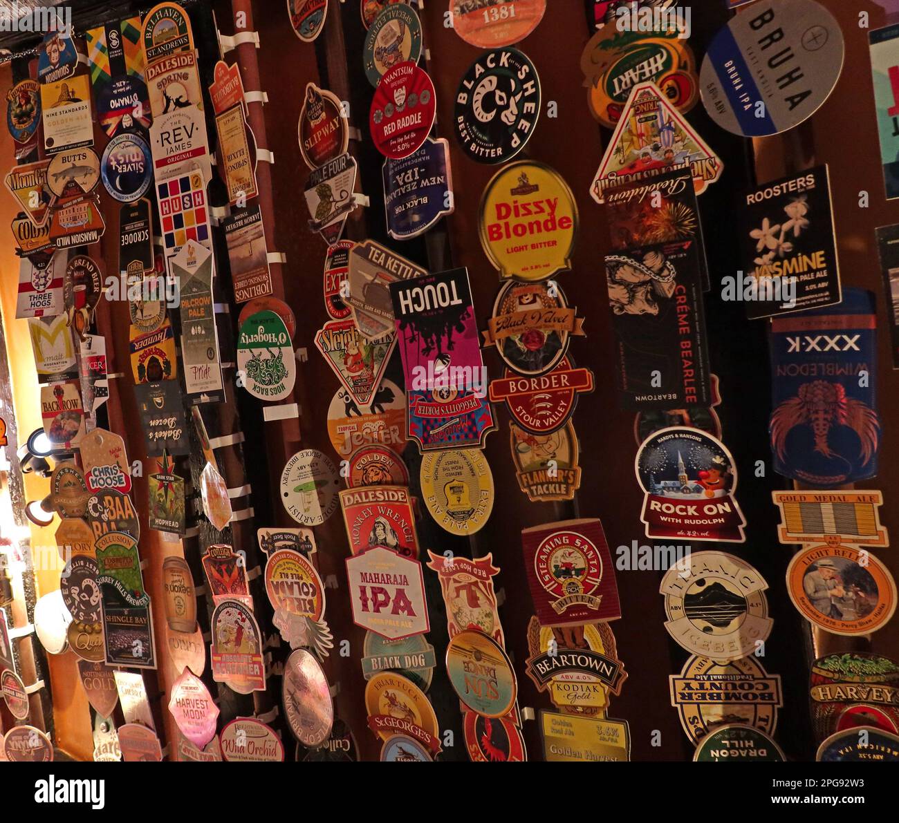 Soffitto con clip per birra all'interno dello Star Inn, 17 Church Street, Godalming, Waverley, Surrey, INGHILTERRA, REGNO UNITO, GU7 1AT Foto Stock