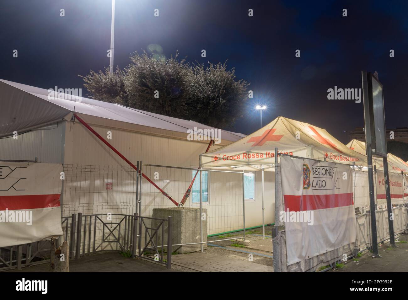 Roma, Italia - 7 dicembre 2022: La Croce Rossa Italiana (IRC, Italiano: Croce Rossa Italiana o CRI) a Roma. Società nazionale italiana della Croce Rossa. Foto Stock