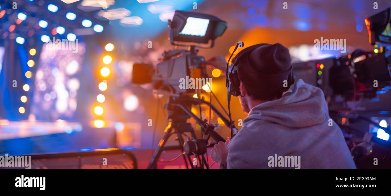 Cameraman in studio sul set di un programma TV Foto Stock