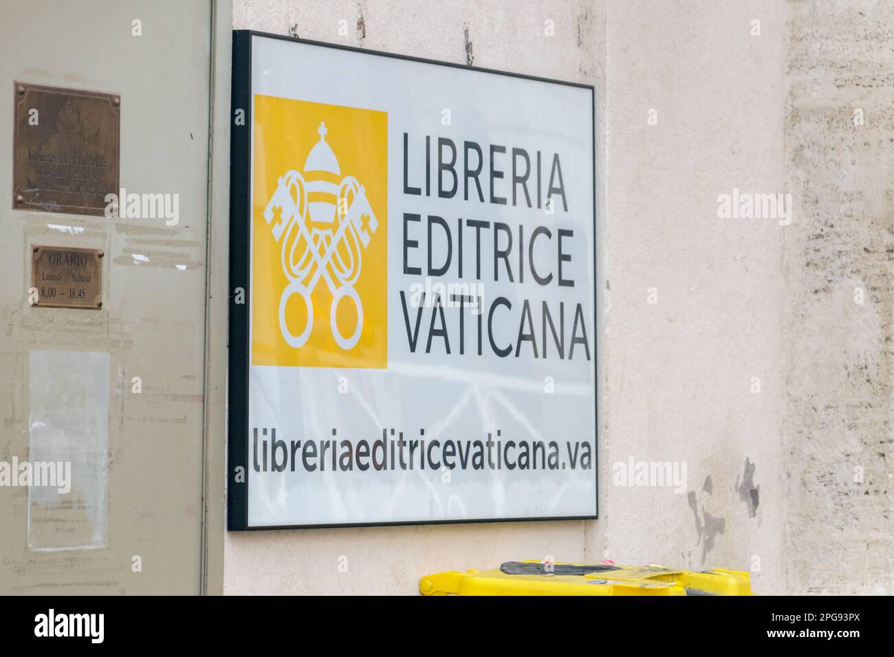 Città del Vaticano, Vaticano - 8 dicembre 2022: Firma Libreria Editrice  Vaticana (Casa Editrice Vaticana Foto stock - Alamy