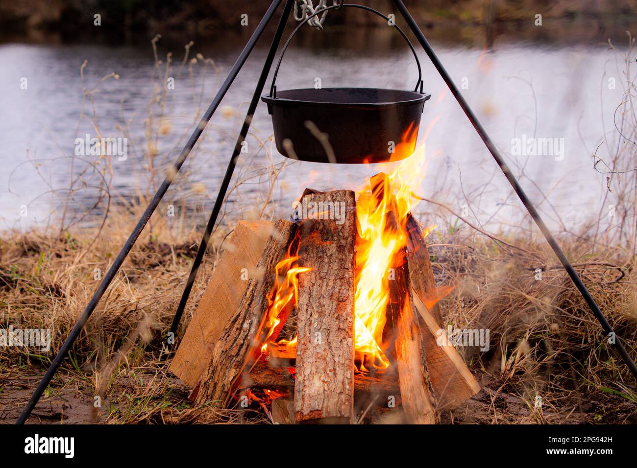 Cottura del peperoncino Campfire in una pentola di ghisa Foto Stock