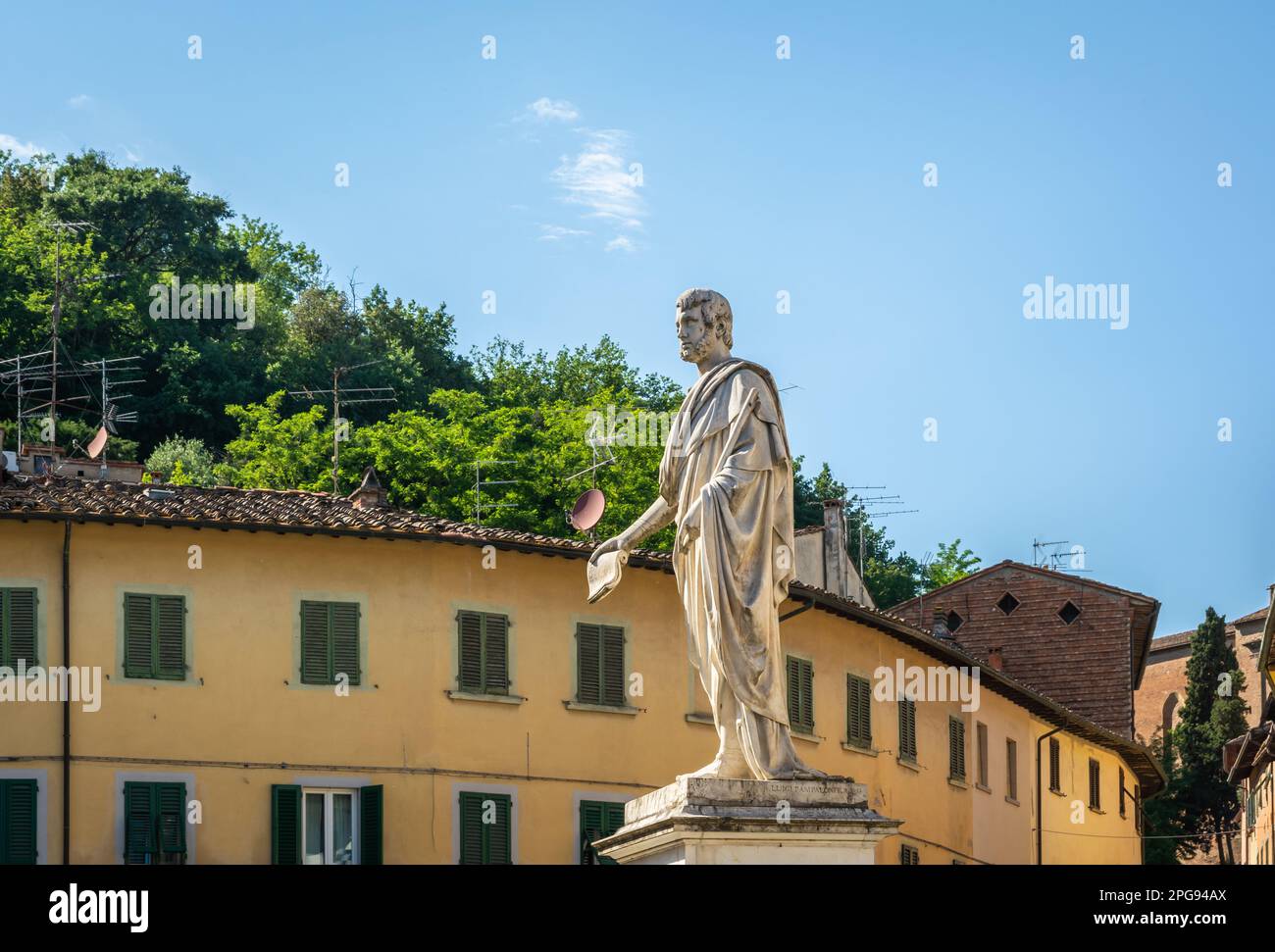 Statua in marmo su un piedistallo a Leopoldo II nel centro storico di San Miniato, provincia di Pisa, Toscana, Italia - Europa Foto Stock