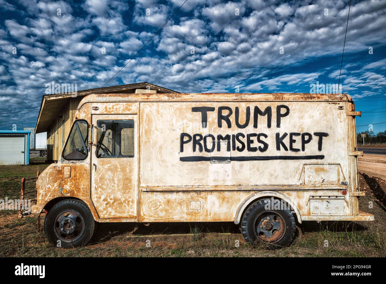 Slogan politico con nuvole sul vecchio furgone a Fredericksburg, Texas Foto Stock