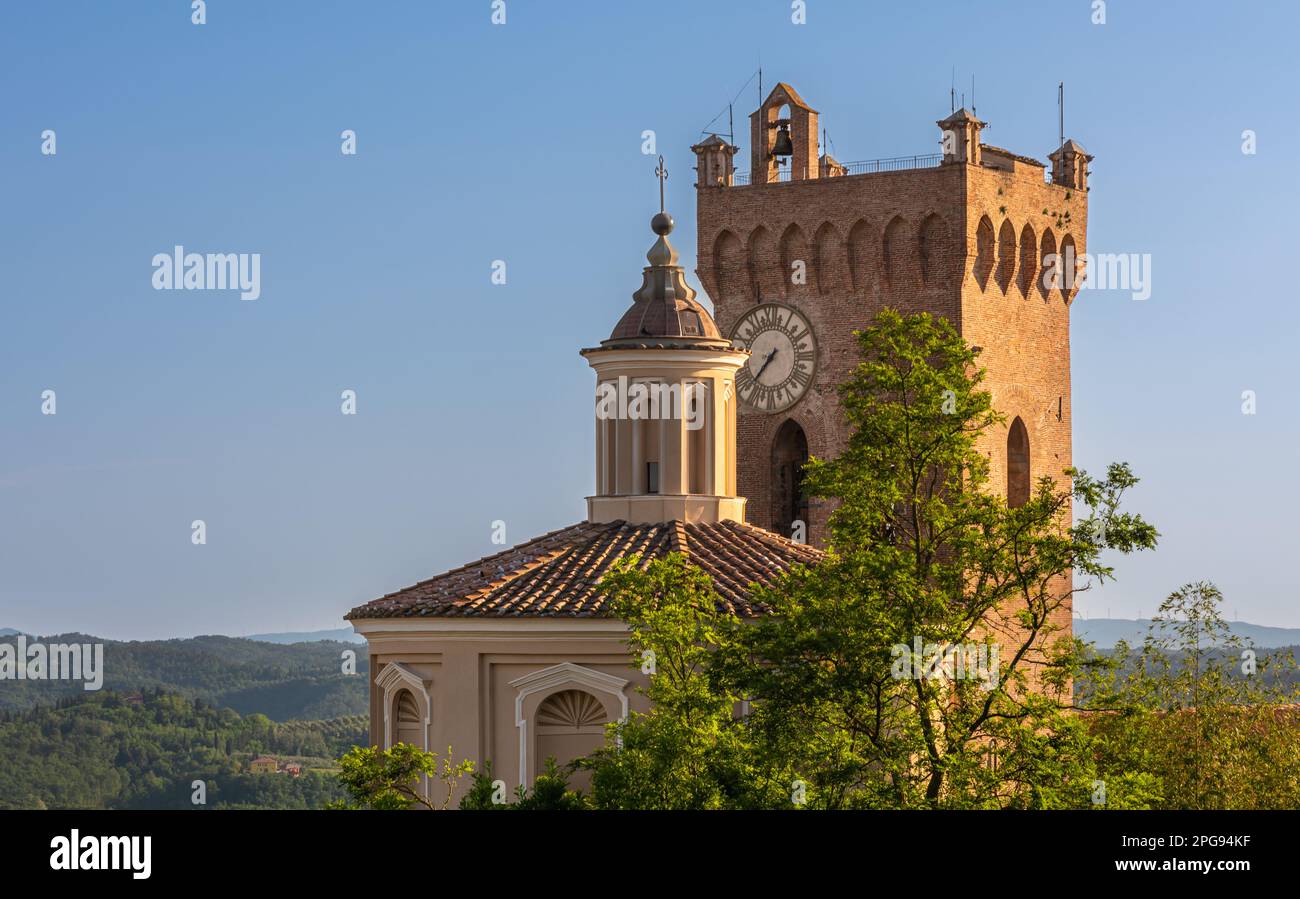 Città di San Miniato: Vista panoramica, il campanile del Duomo (Cattedrale di Santa Maria Assunta e San Genesioe) Pisa, Toscana Italia Foto Stock